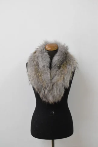 Finn Raccoon Fur Collar: Gray & Gold Winter Coat Accessory