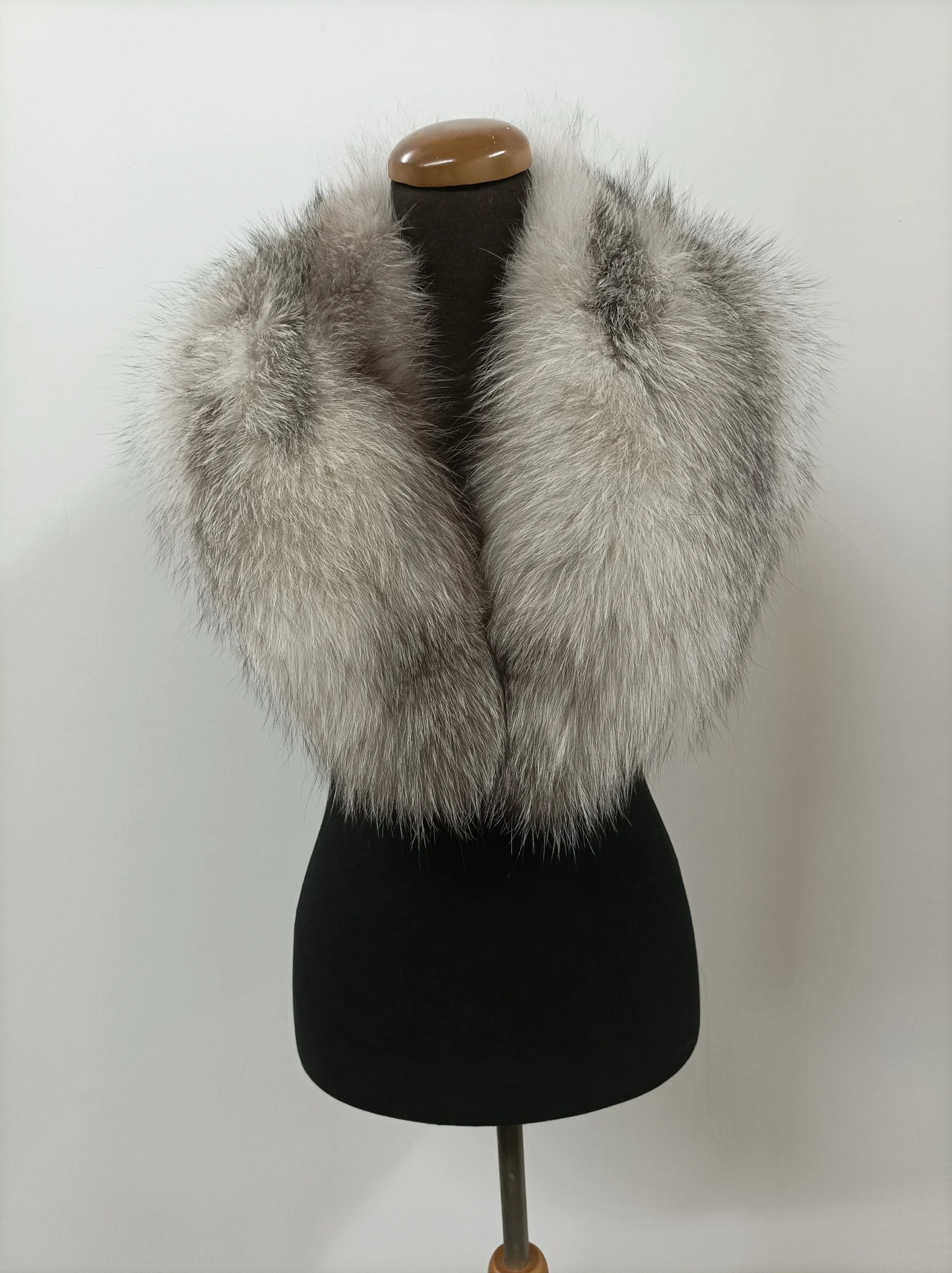 Real Fox Fur Collar: Silver Winter Coat Accessory - Image 3