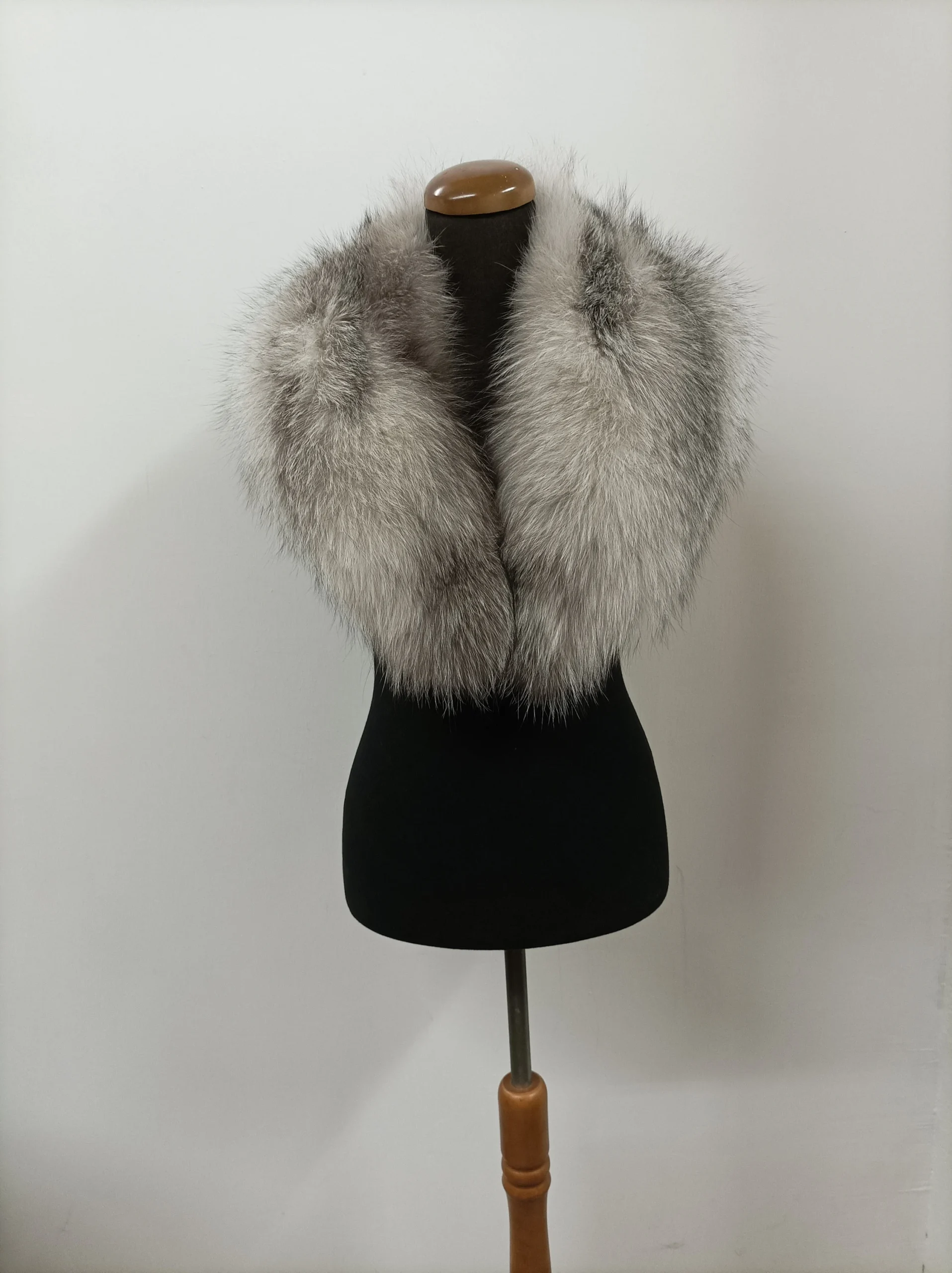 Real Fox Fur Collar: Silver Winter Coat Accessory - Image 4