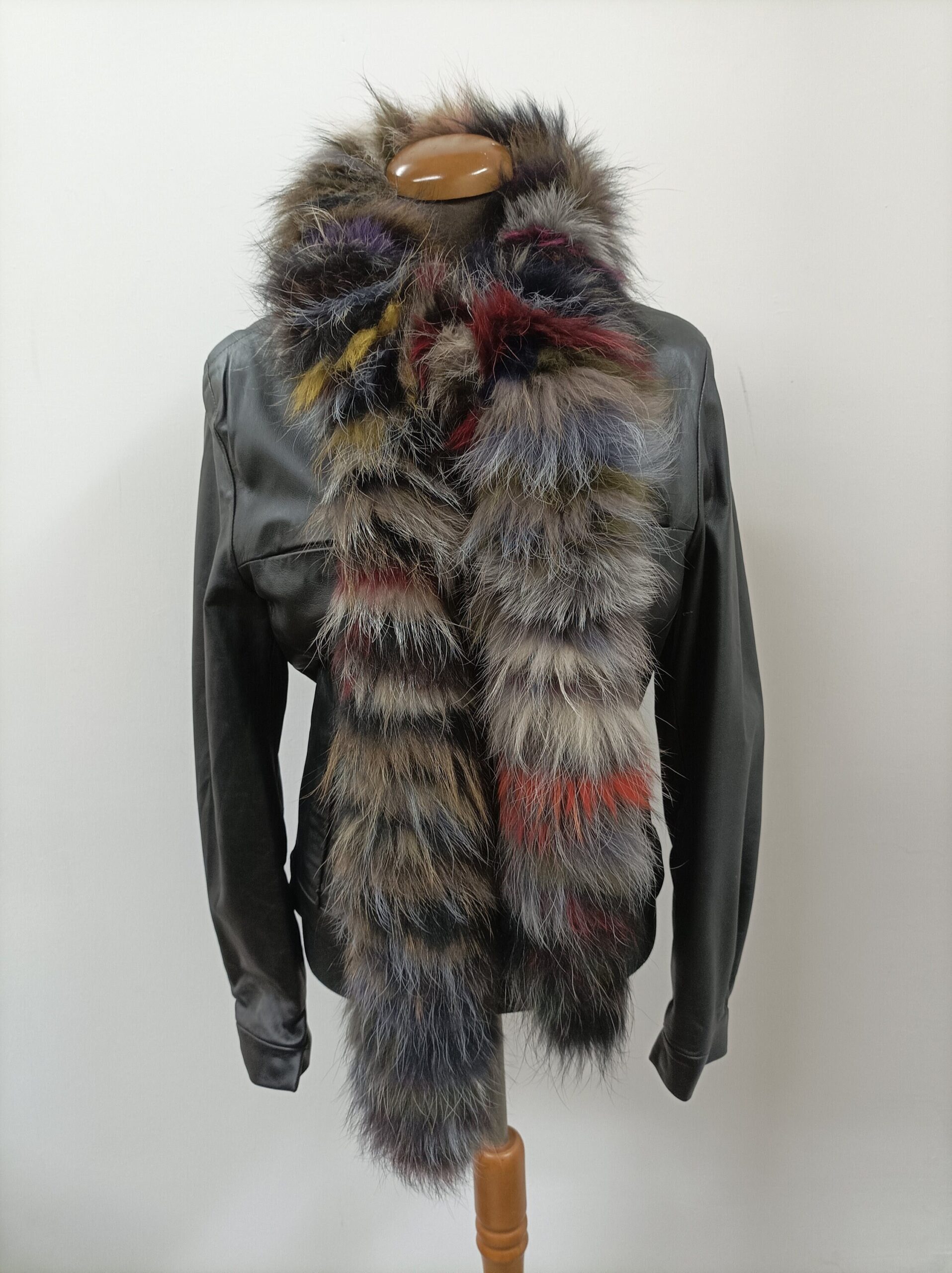Fur Finn Raccoon multicolor long scarf fluffy and thick quality. - Image 4