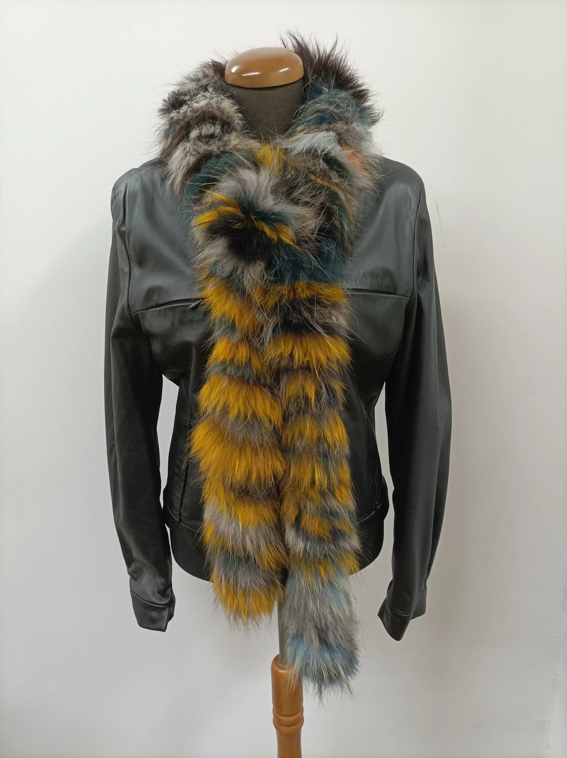 Fur Finn Raccoon multicolor long scarf fluffy and thick quality. - Image 4