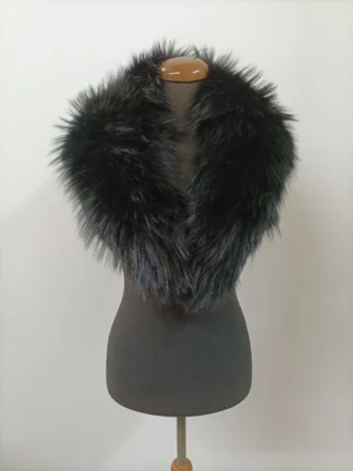 Finn Raccoon Fur Collar: Black Winter Coat Accessory