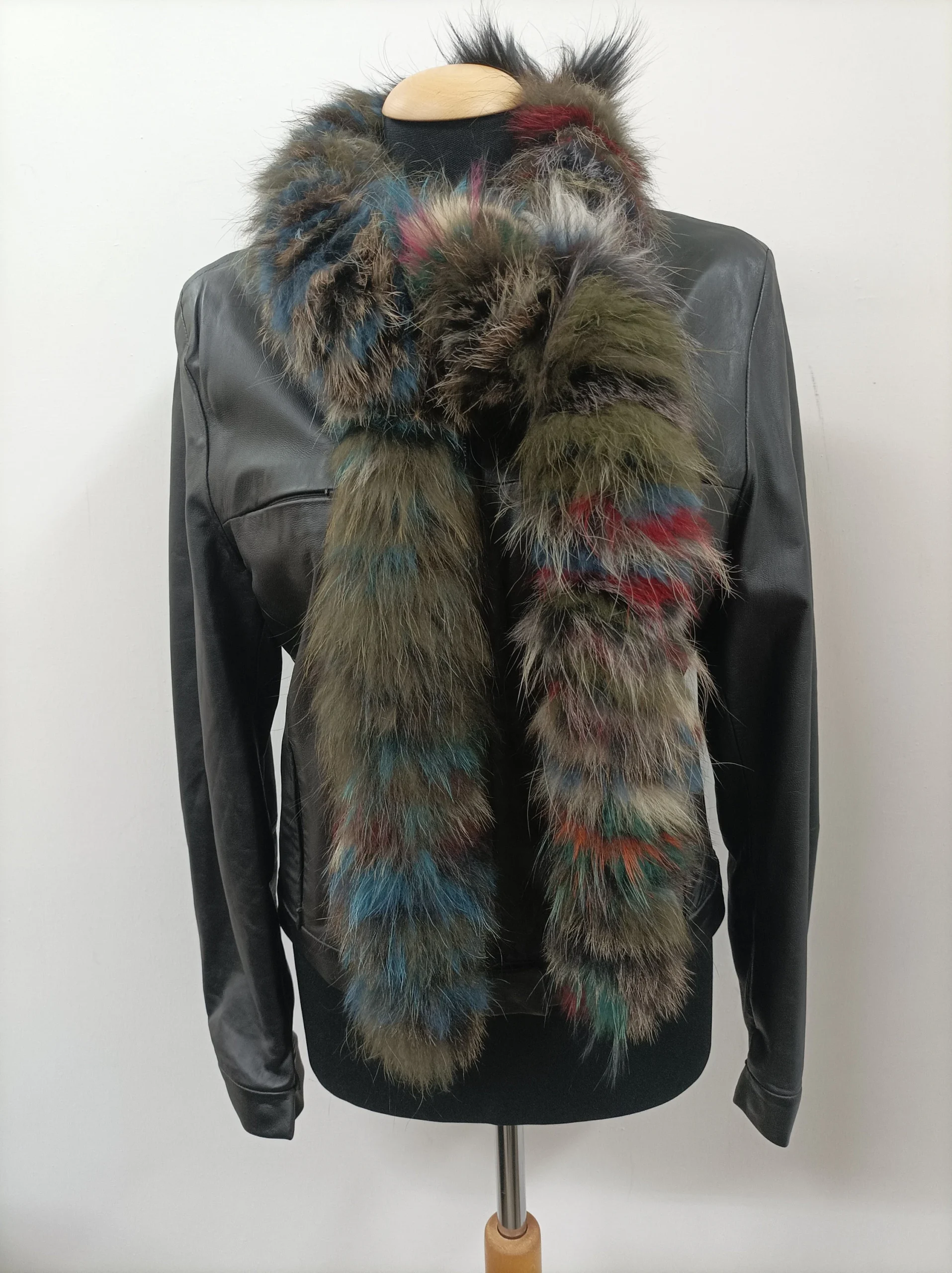 Fur Finn Raccoon multicolor long scarf fluffy and thick quality. - Image 3
