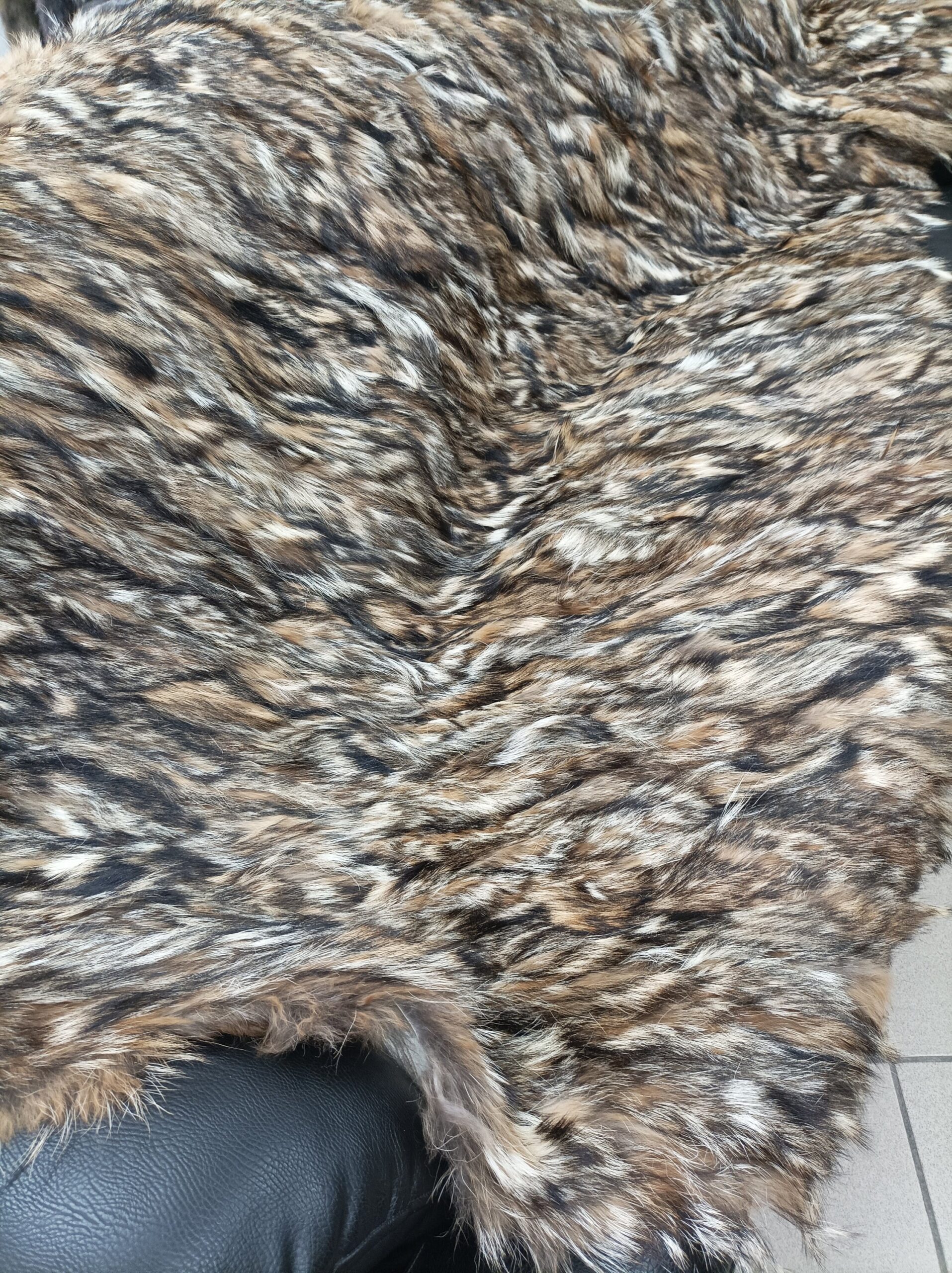 Real Coyote fur blanket throw ,natural color, Home warmer - Image 4