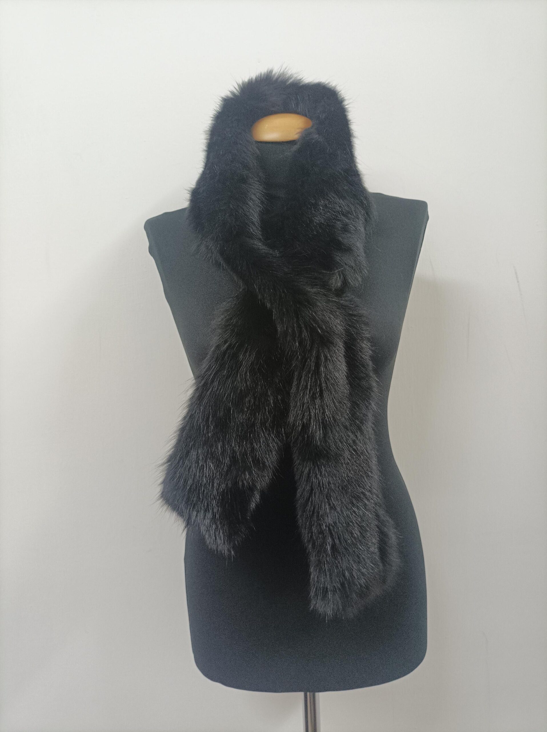 Black Finn Raccoon Fur Scarf: Unisex Winter Accessory - Image 2