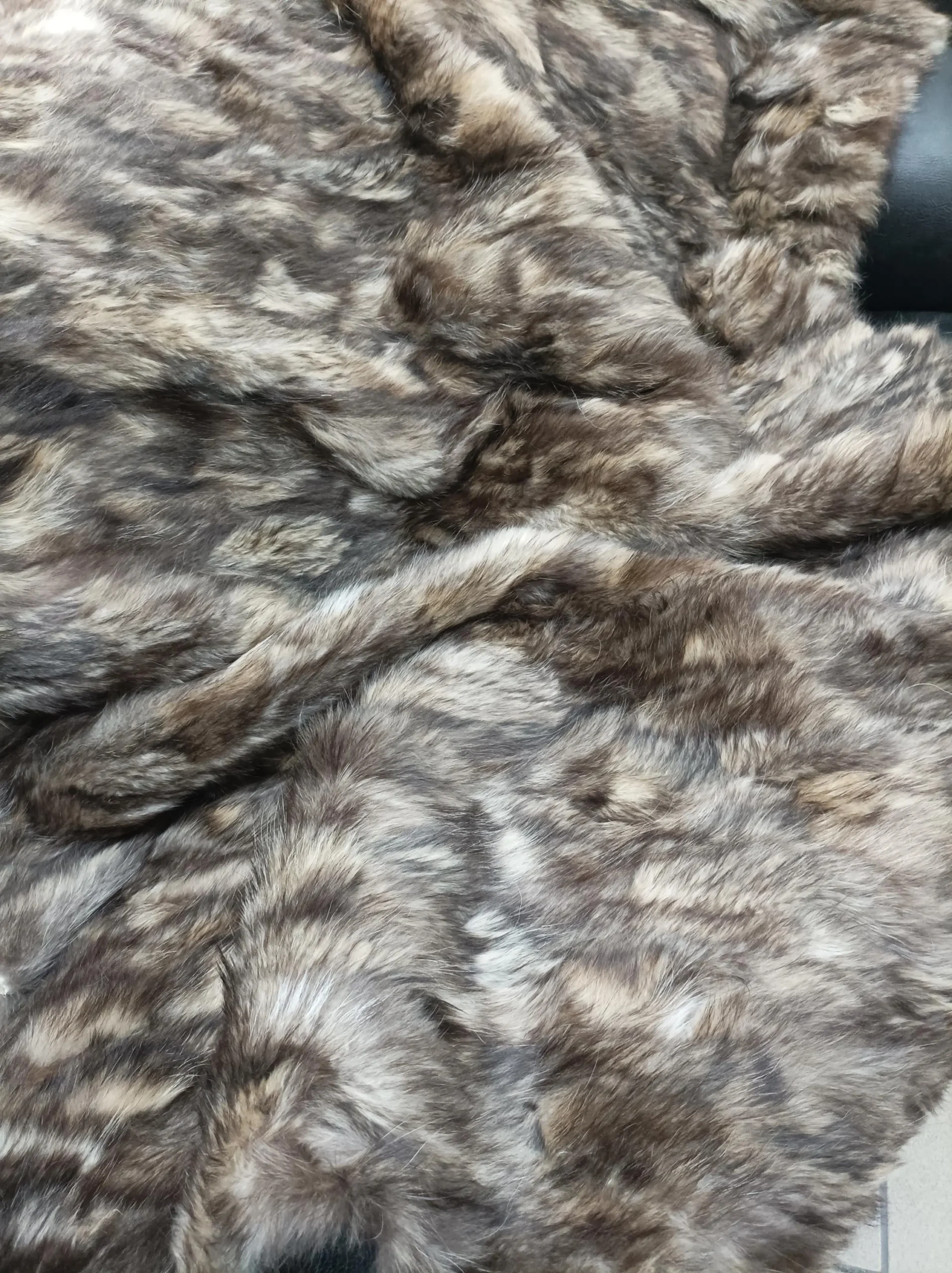 Real Finn Raccoon Fur Blanket: Natural Home Warmer - Image 4