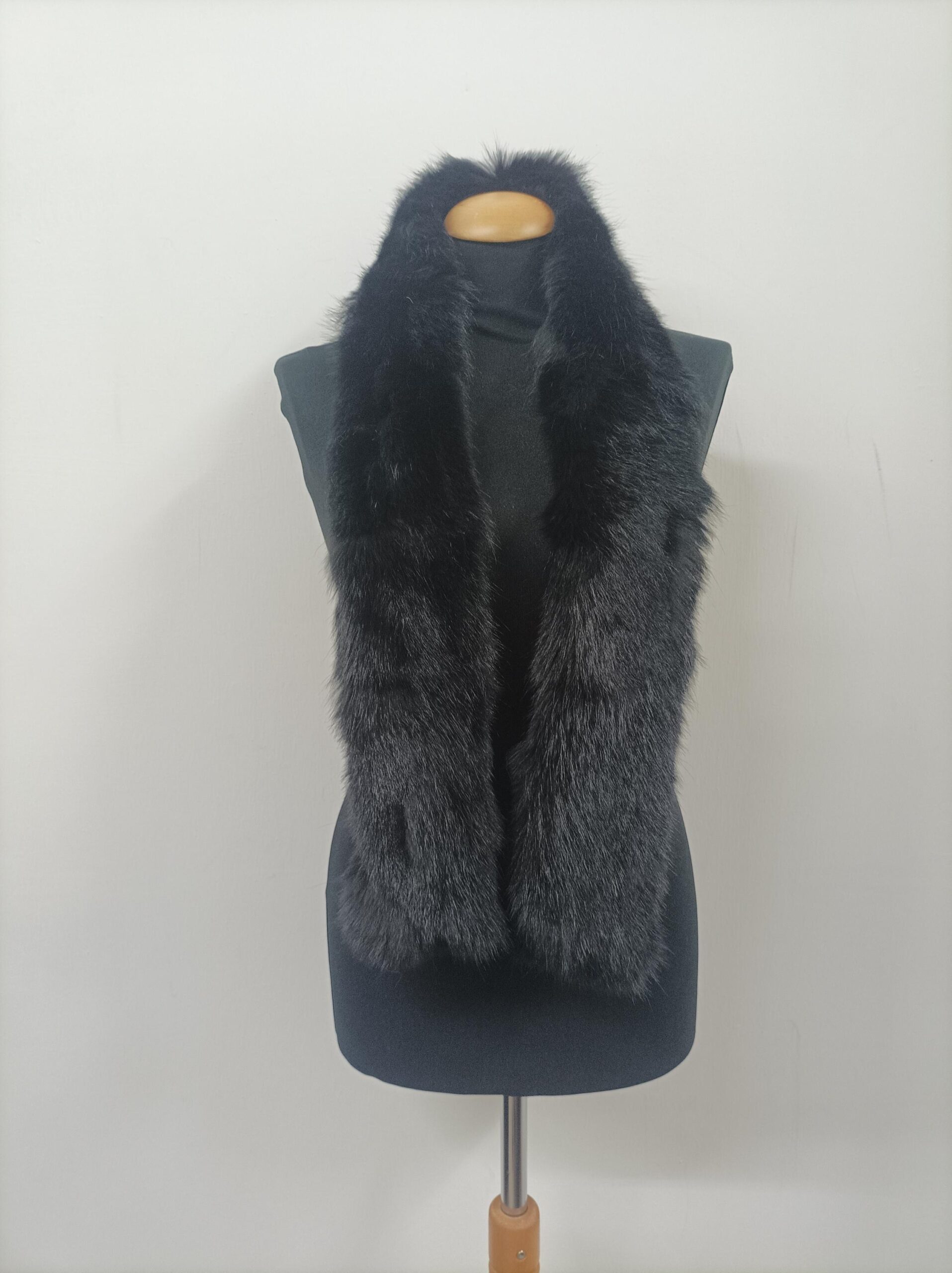 Black Finn Raccoon Fur Scarf: Unisex Winter Accessory - Image 3