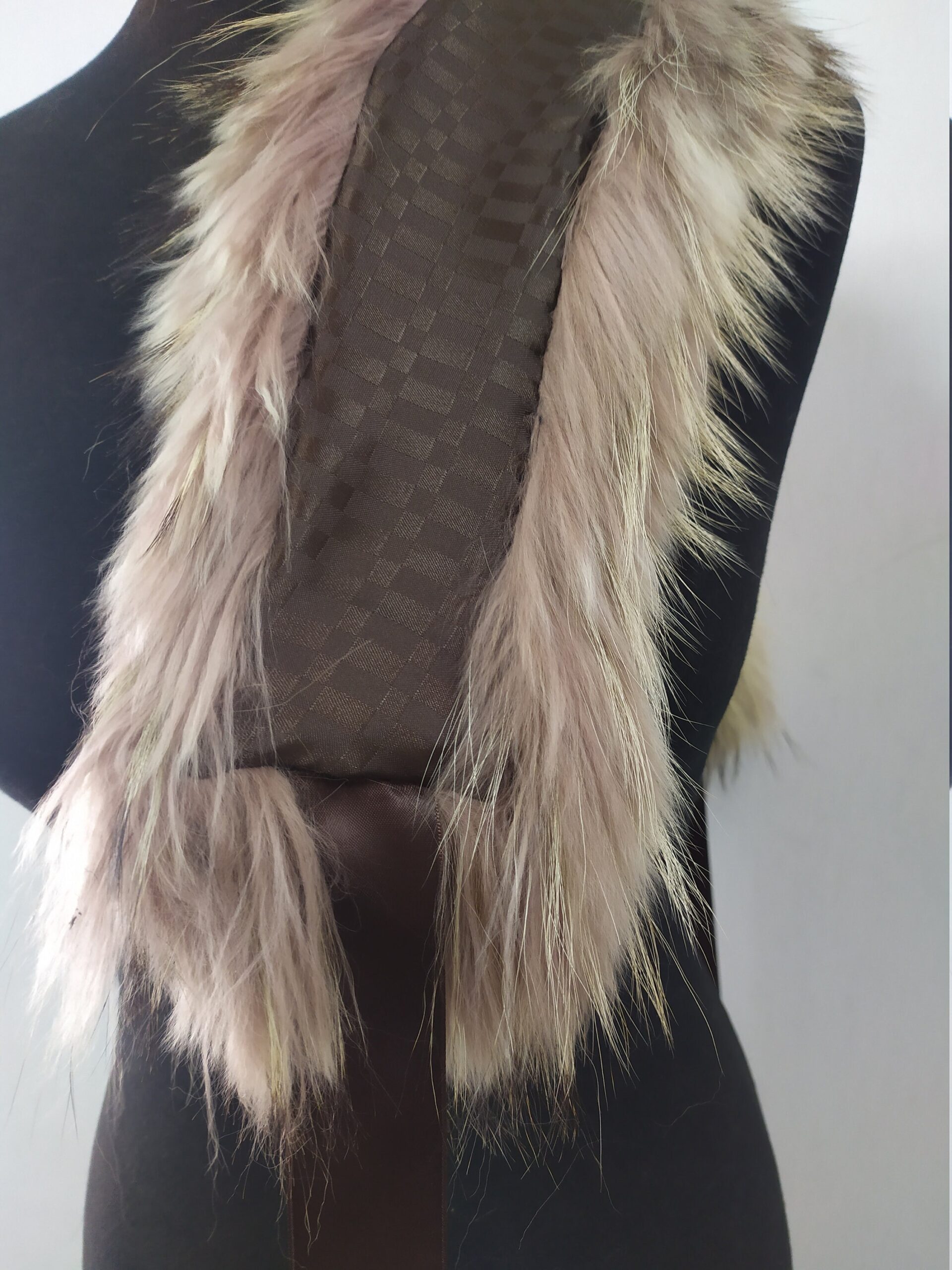 Finn Raccoon Fur Collar: Winter Coat Accessory - Image 2