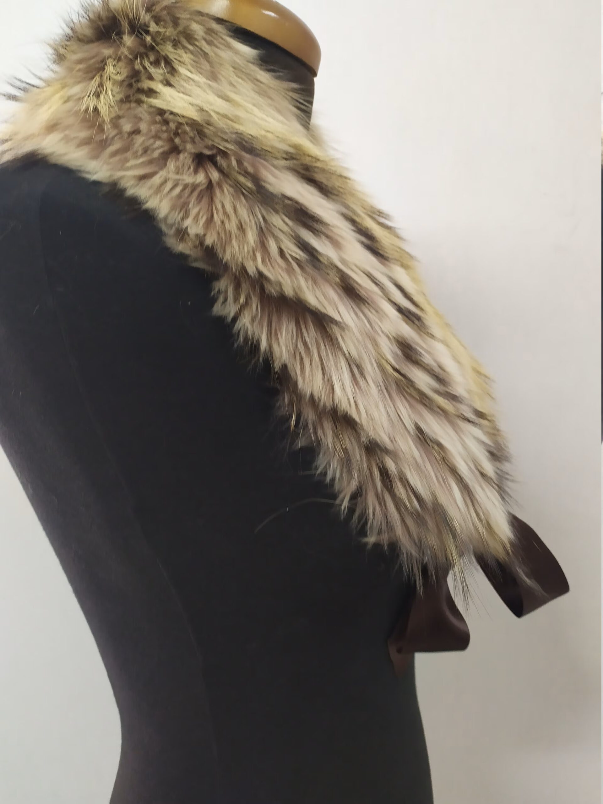 Finn Raccoon Fur Collar: Winter Coat Accessory - Image 3