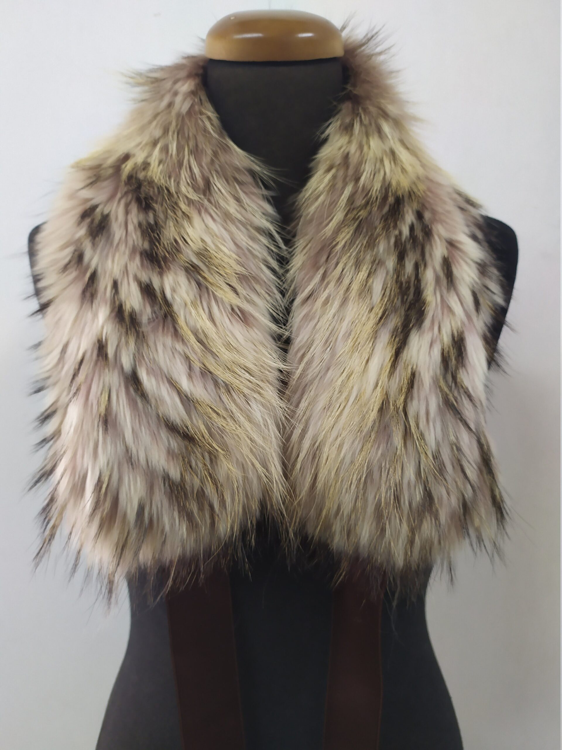 Finn Raccoon Fur Collar: Winter Coat Accessory