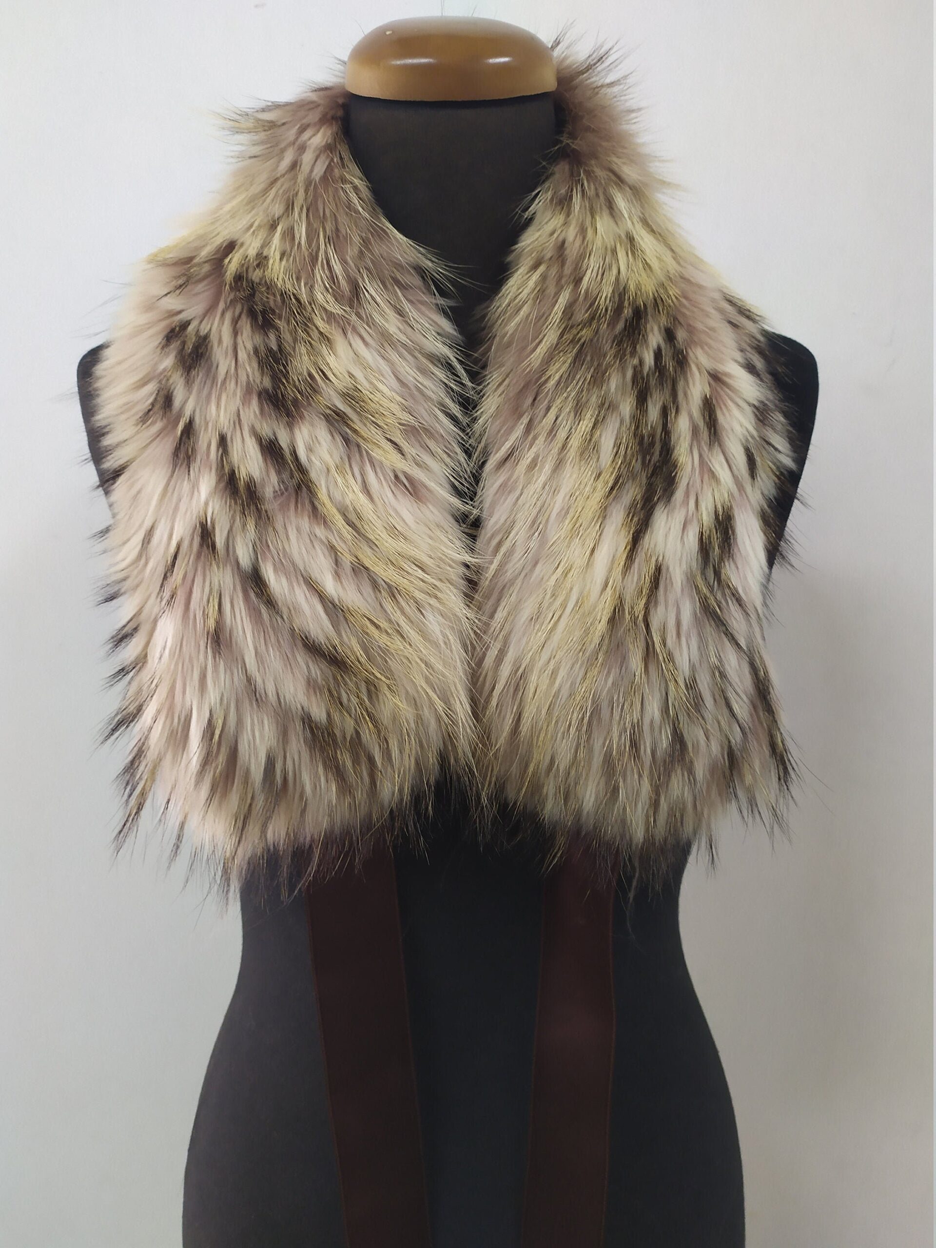 Finn Raccoon Fur Collar: Winter Coat Accessory - Image 4