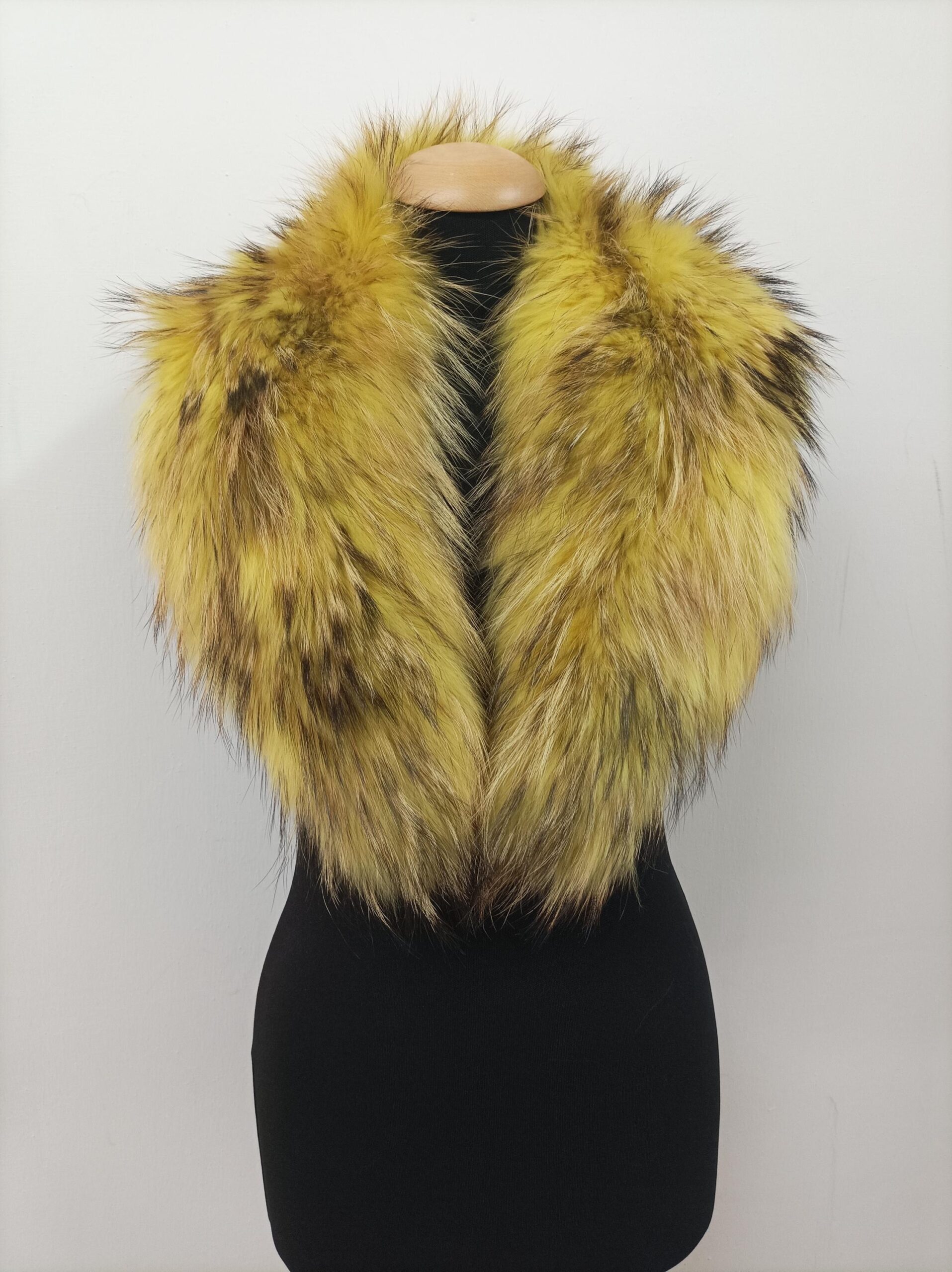 Yellow Finn Raccoon Fur Collar: Winter Coat Accessory - Image 3