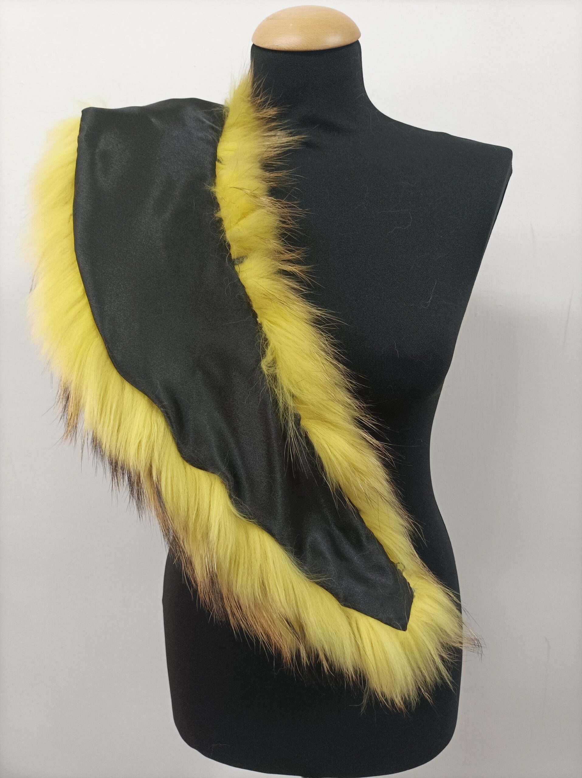 Yellow Finn Raccoon Fur Collar: Winter Coat Accessory - Image 4