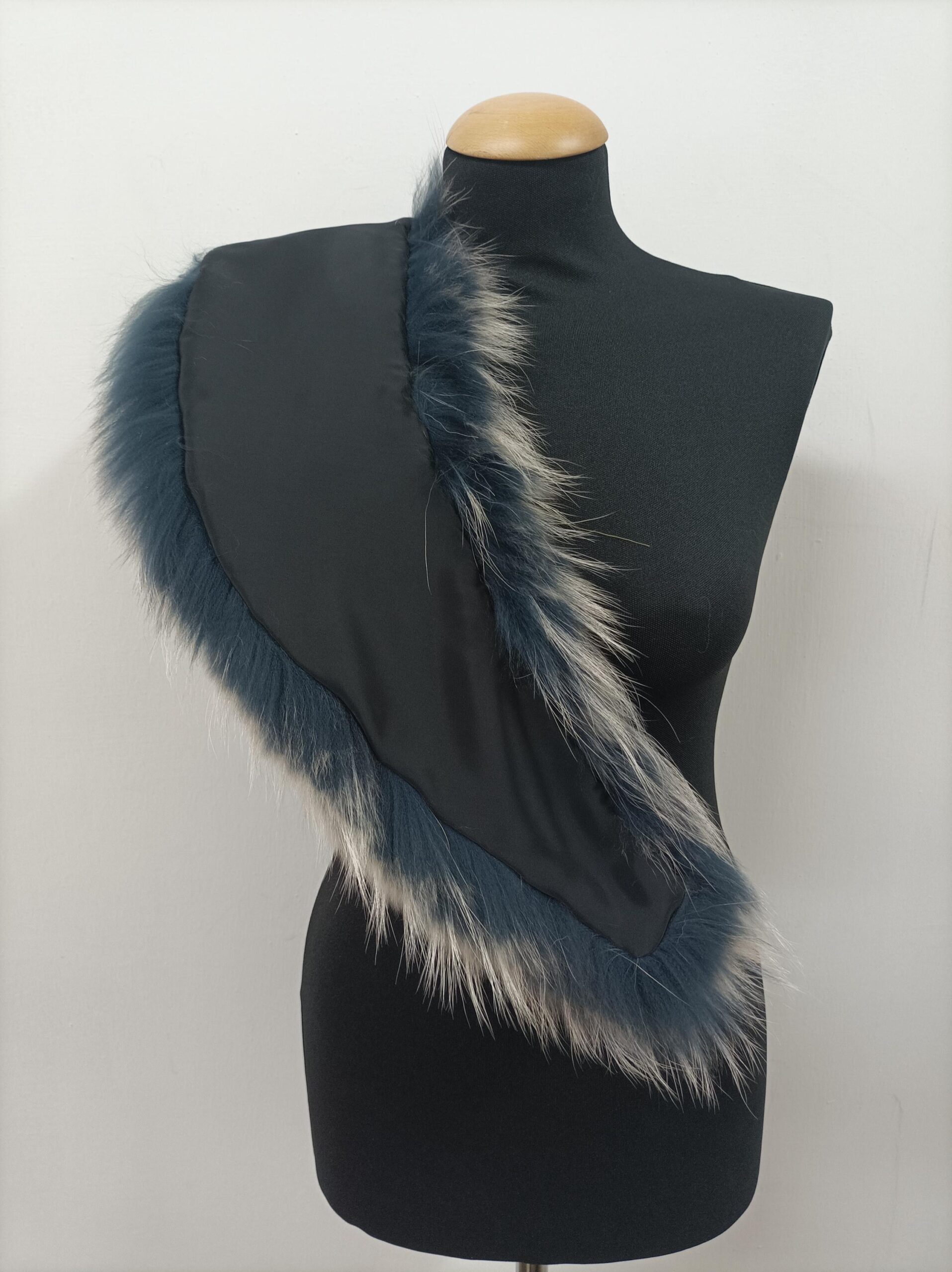 Finn Raccoon Fur Collar: Winter Coat Accessory - Image 3