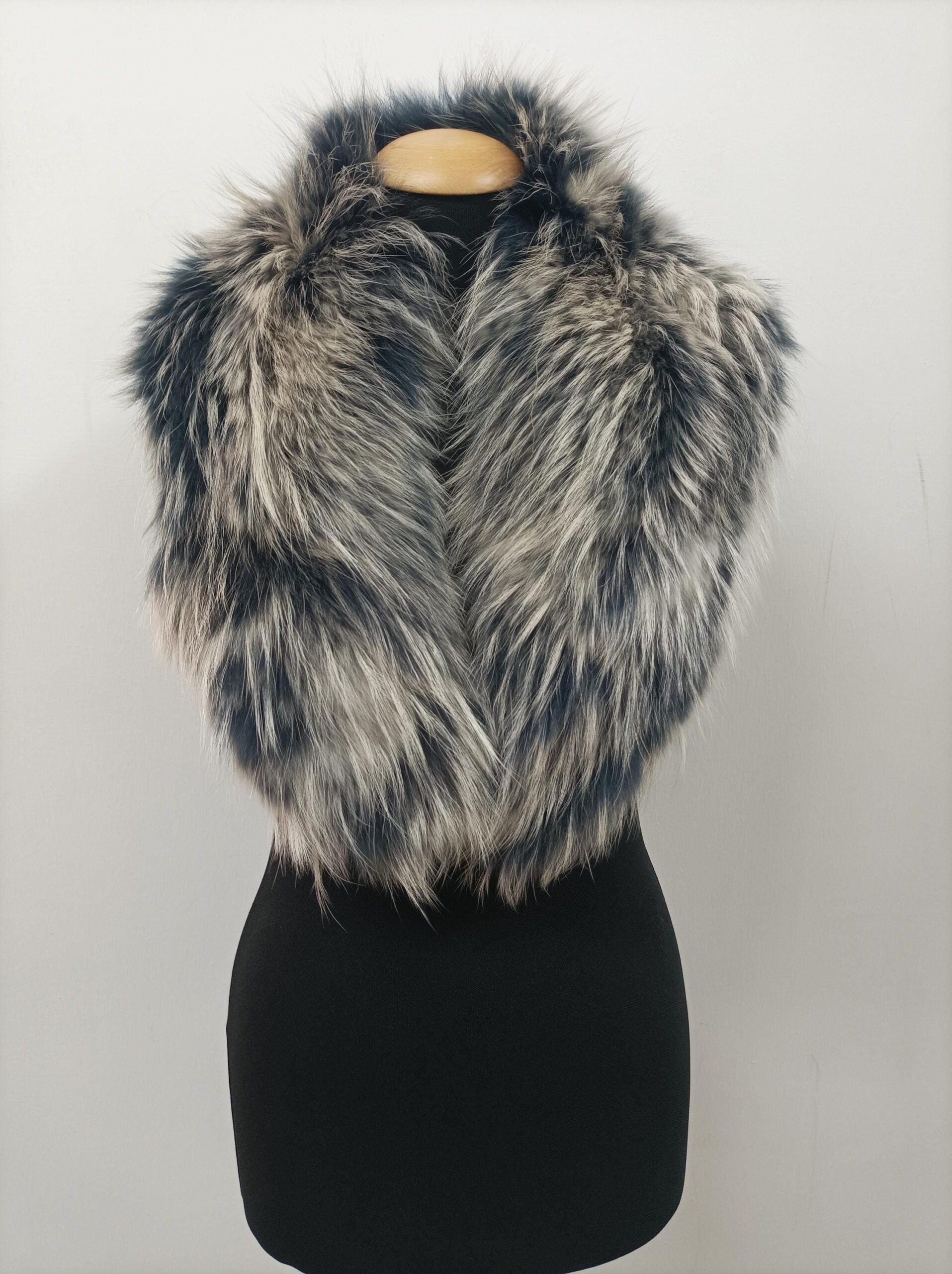 Finn Raccoon Fur Collar: Winter Coat Accessory - Image 5