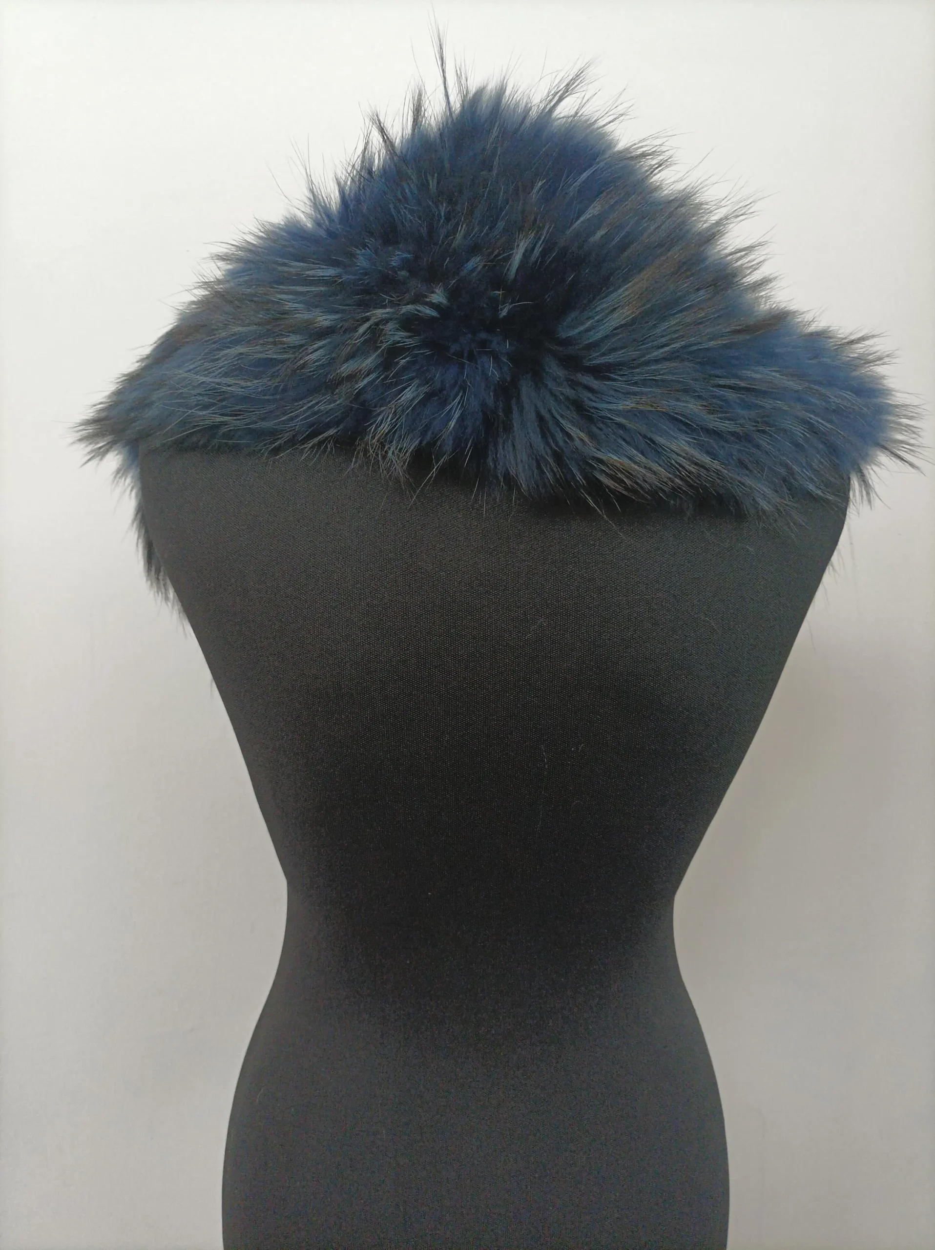 Blue Finn Raccoon Fur Collar: Winter Coat Accessory - Image 2