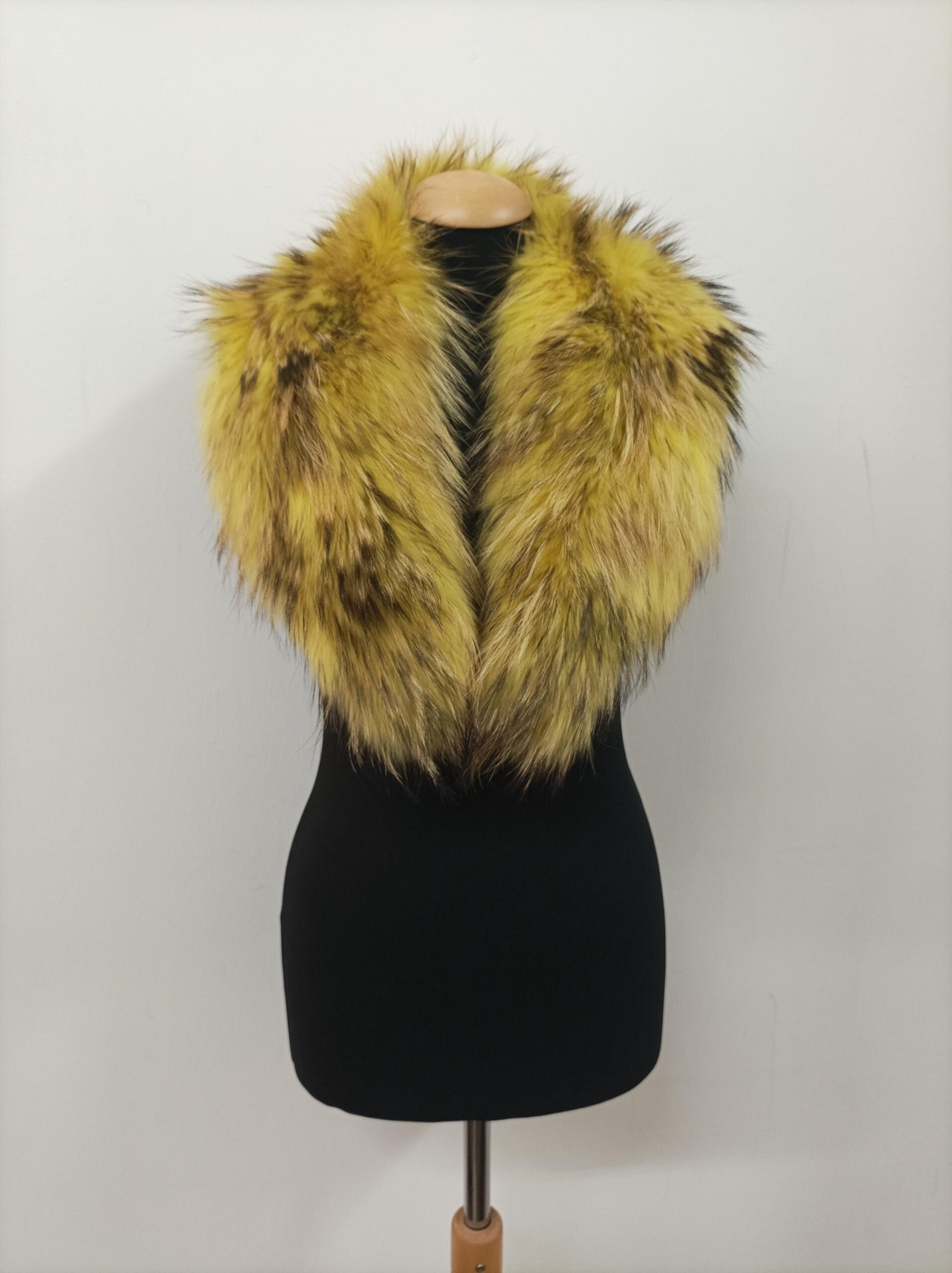 Yellow Finn Raccoon Fur Collar: Winter Coat Accessory - Image 5