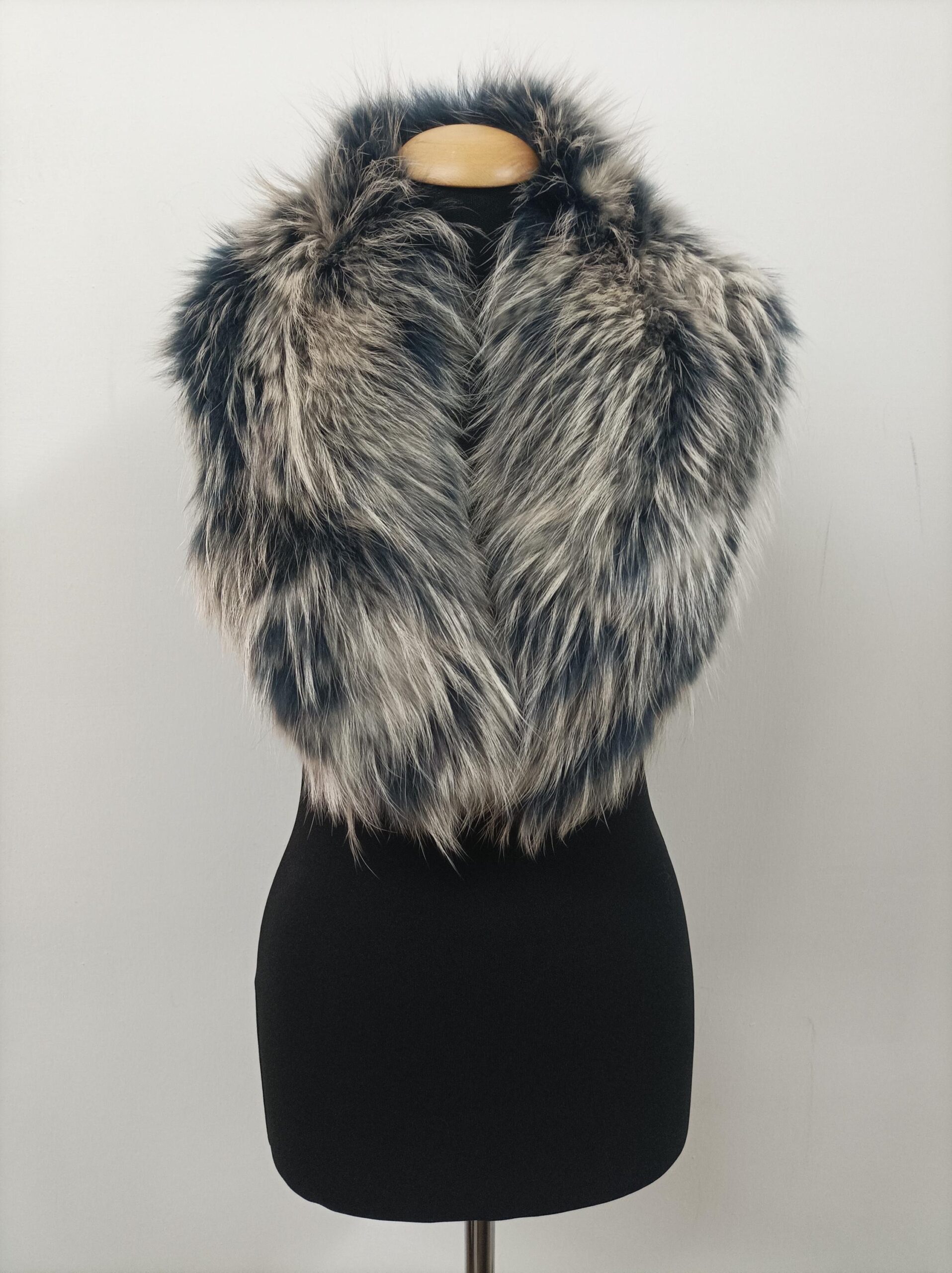 Finn Raccoon Fur Collar: Winter Coat Accessory - Image 6