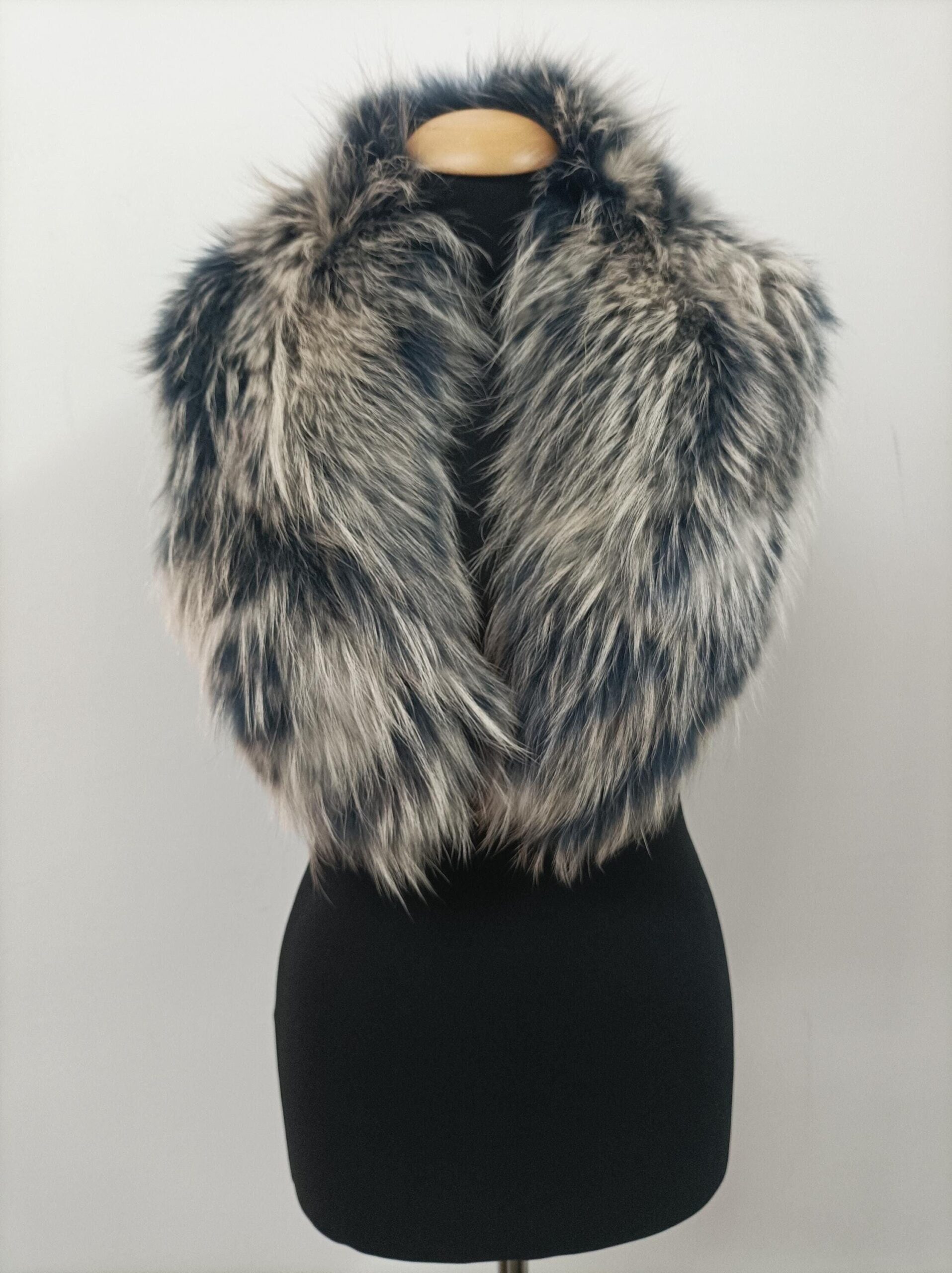 Finn Raccoon Fur Collar: Winter Coat Accessory