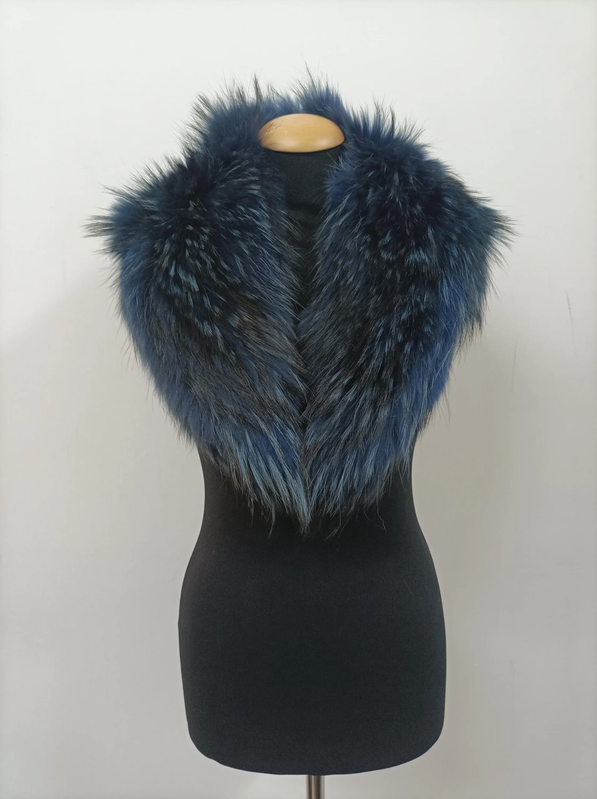Blue Finn Raccoon Fur Collar: Winter Coat Accessory - Image 3