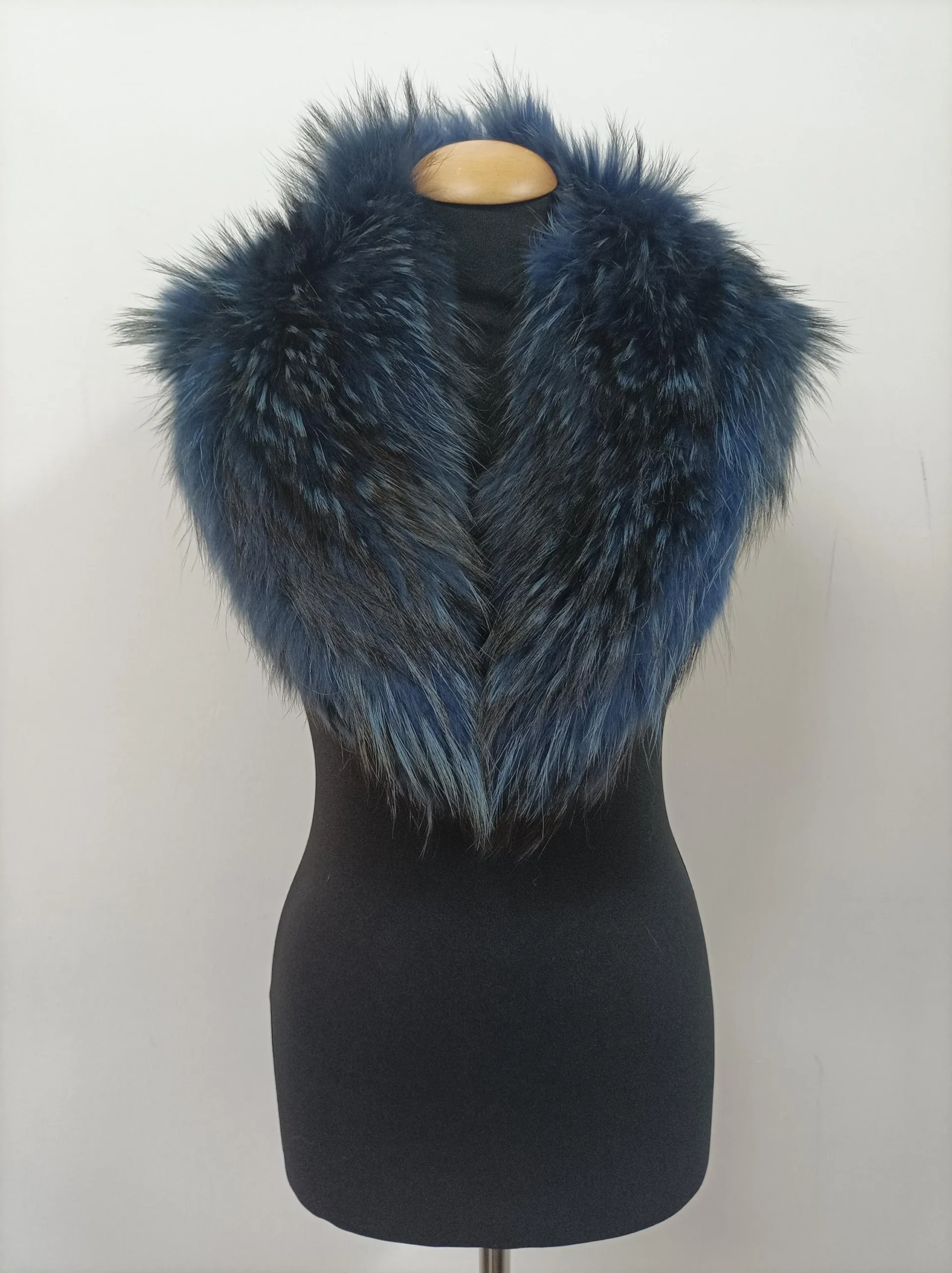 Blue Finn Raccoon Fur Collar: Winter Coat Accessory - Image 4