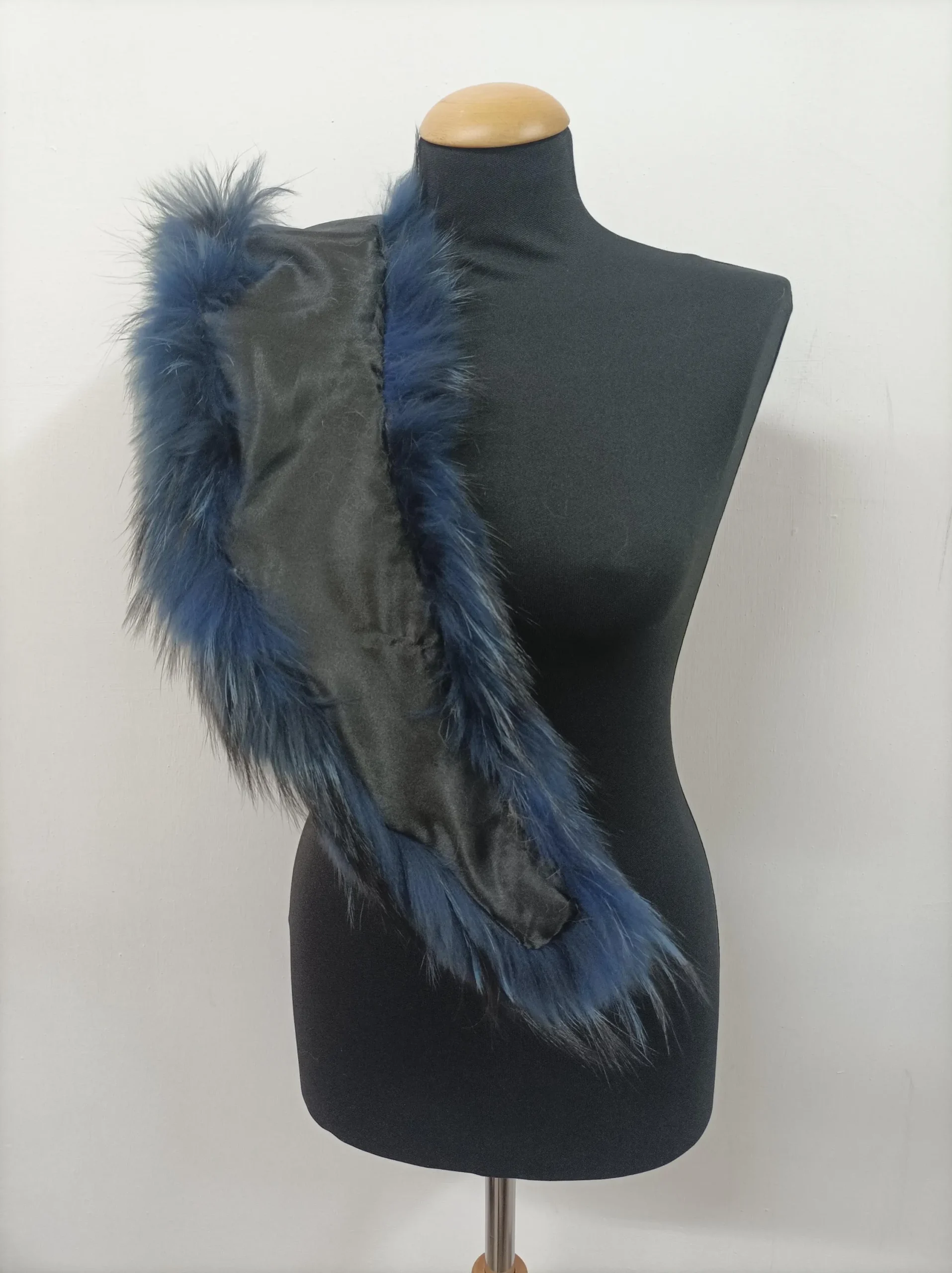Blue Finn Raccoon Fur Collar: Winter Coat Accessory - Image 5
