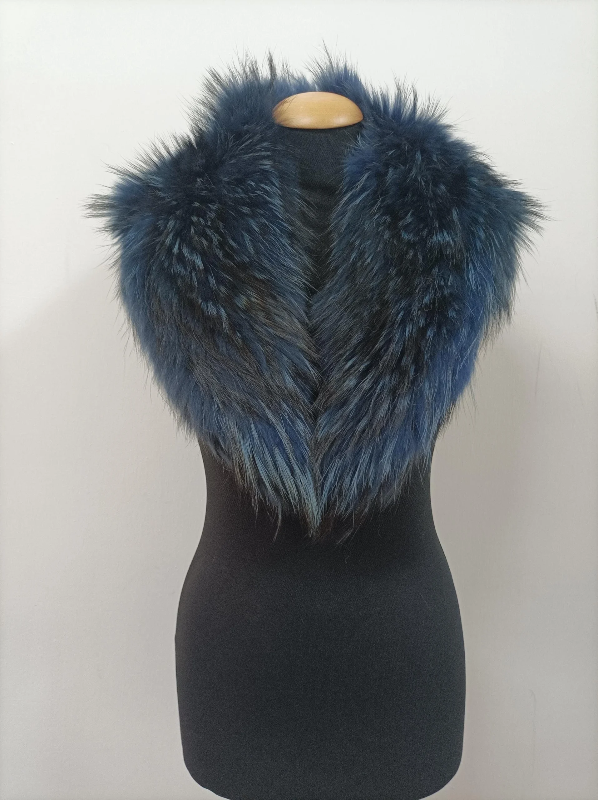 Blue Finn Raccoon Fur Collar: Winter Coat Accessory - Image 6
