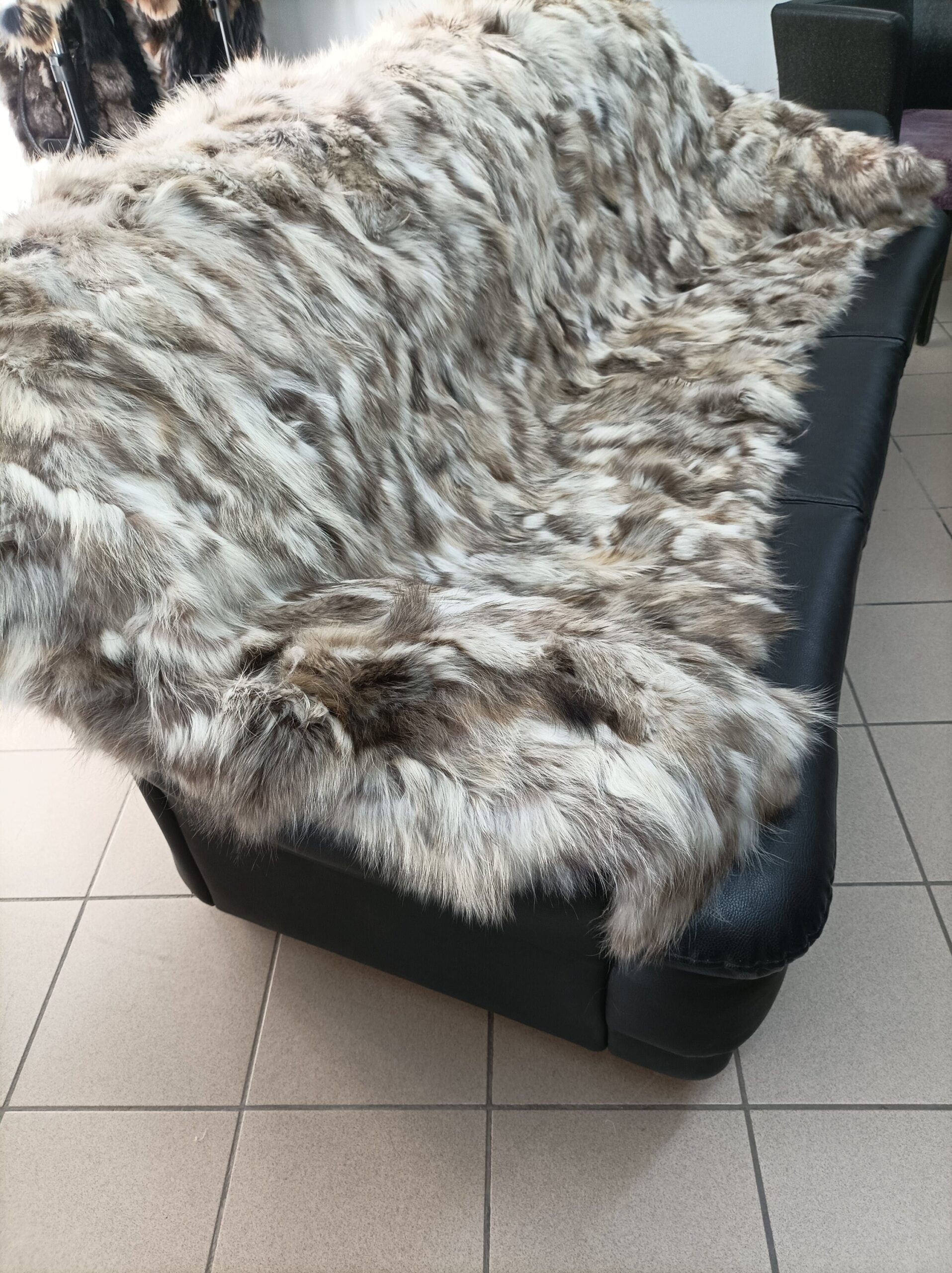 Real Finn raccoon fur blanket throw, snutap beige and brown with highlights color, Home warmer - Image 4
