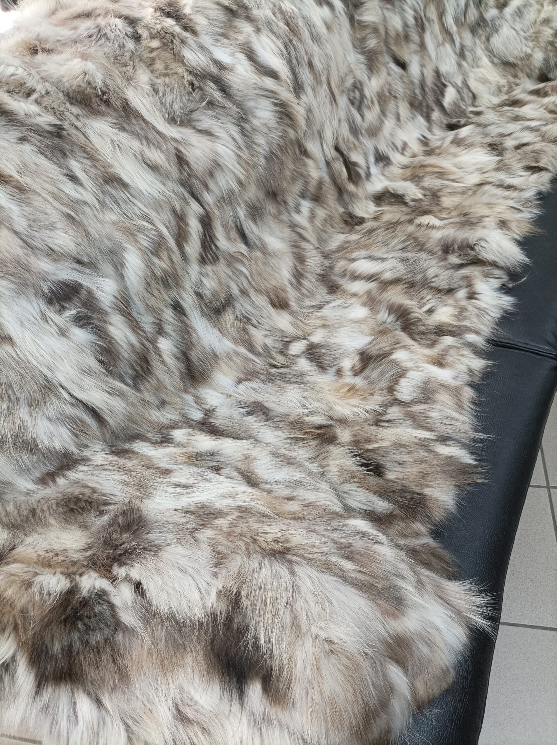 Real Finn raccoon fur blanket throw, snutap beige and brown with highlights color, Home warmer - Image 5