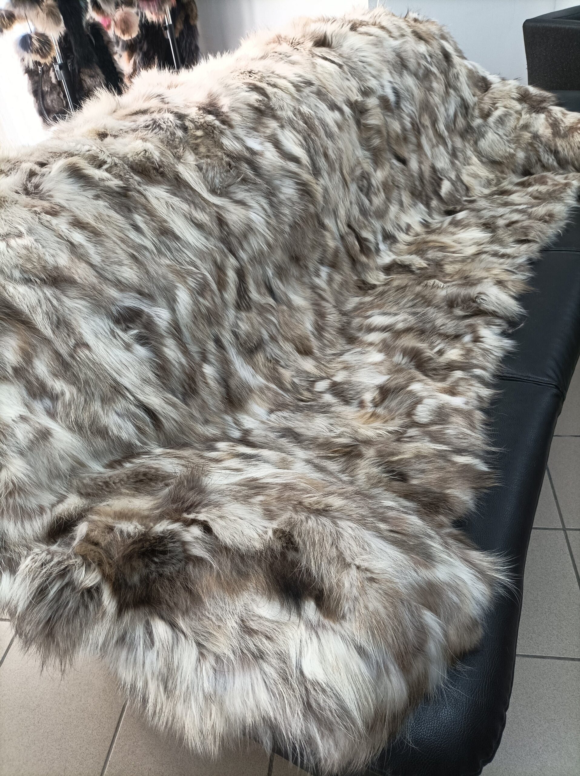 Real Finn raccoon fur blanket throw, snutap beige and brown with highlights color, Home warmer - Image 2