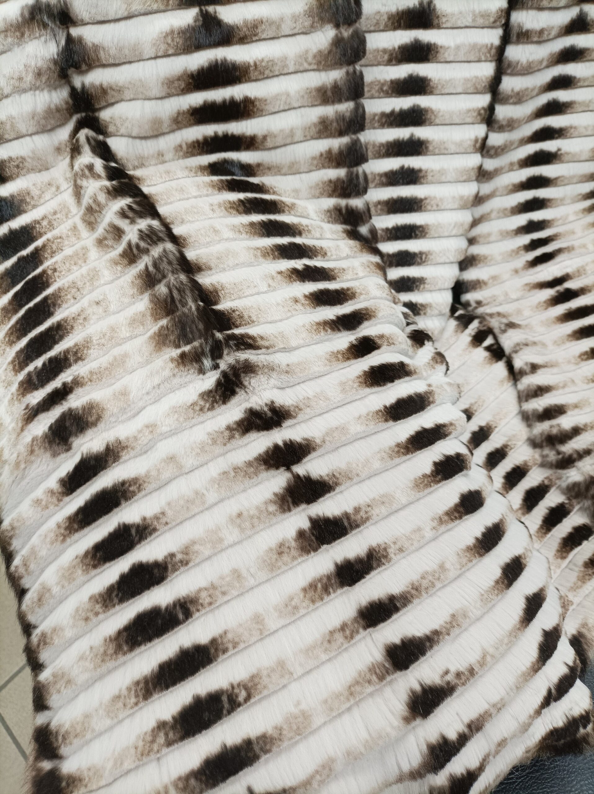 Real Rabbit fur shorn with patterns blanket throw, Home warmer - Image 4