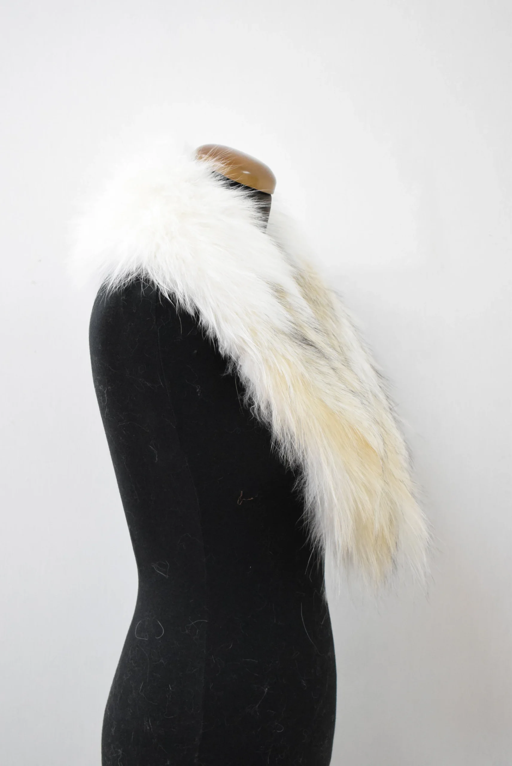 Fox Fur Collar: Golden Winter Coat Accessory - Image 3