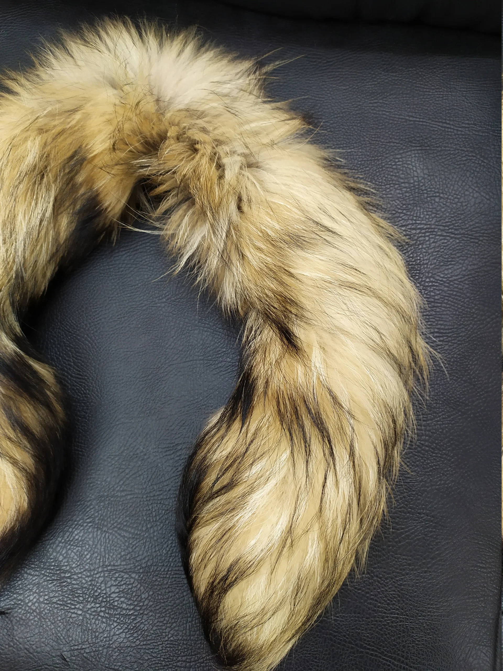 Real Finn Raccoon Fur Hood Trim - Natural Color Fur Scarf (73cm) - Image 3