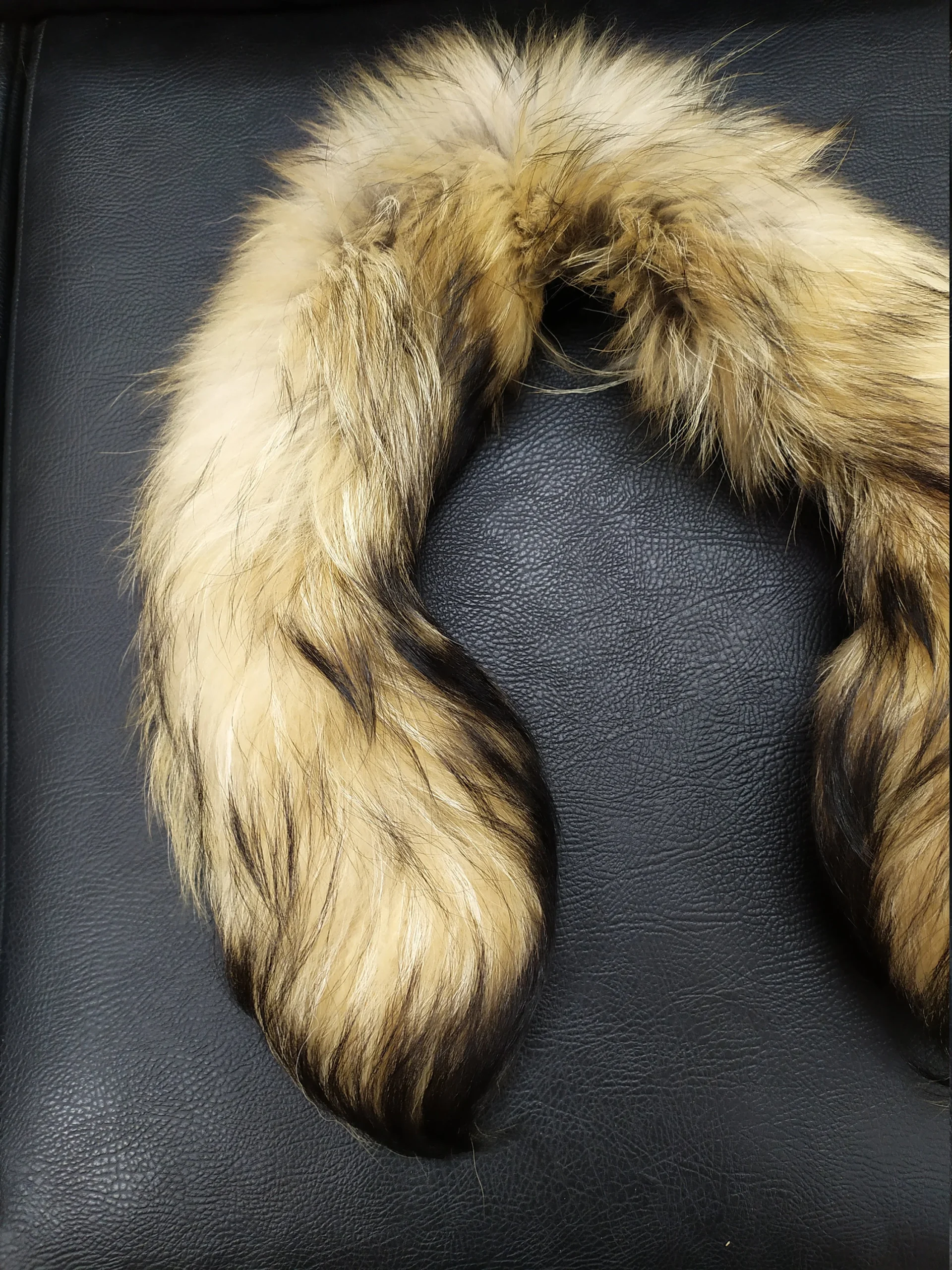 Real Finn Raccoon Fur Hood Trim - Natural Color Fur Scarf (73cm) - Image 2