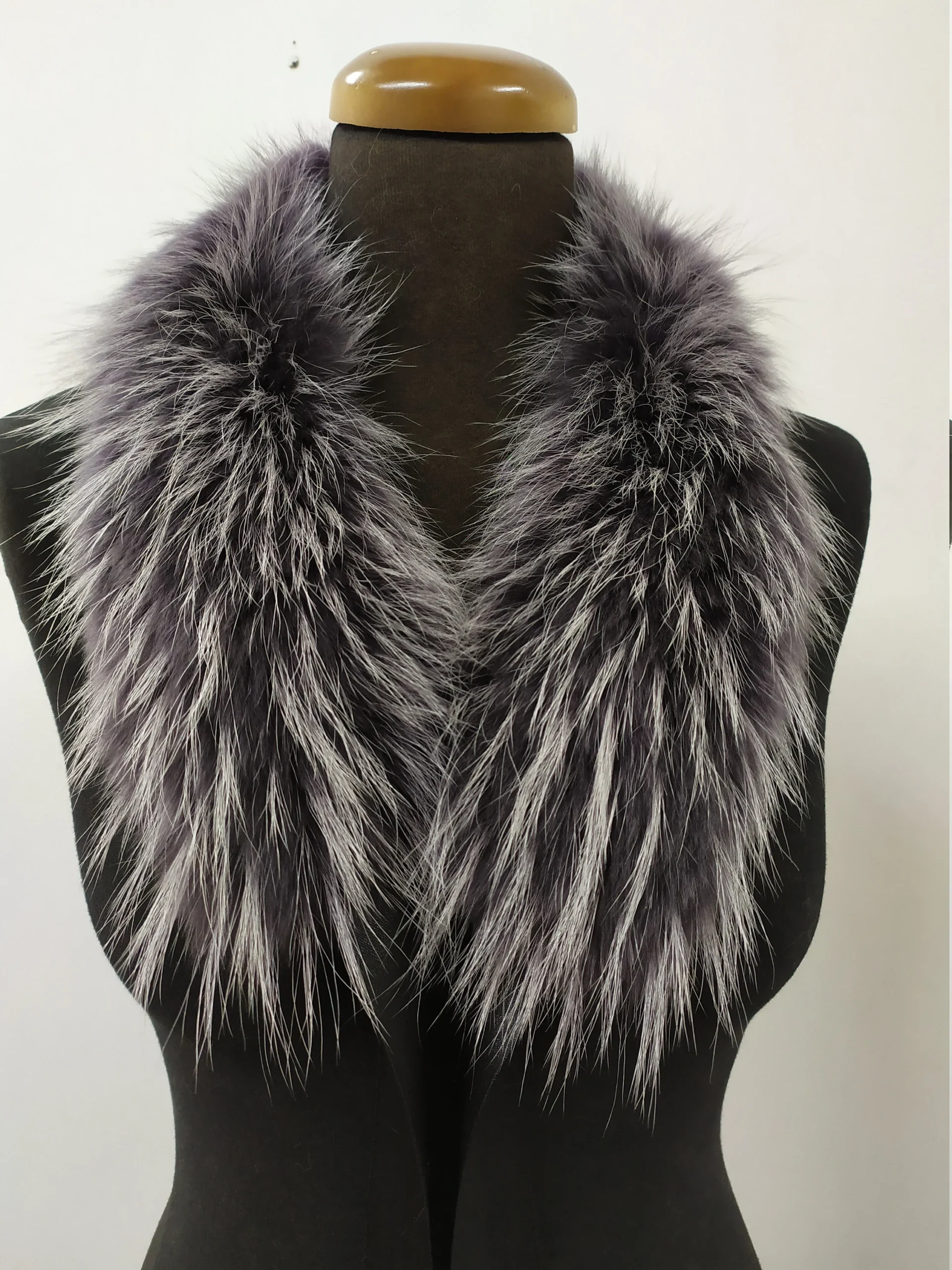 Gray Finn Raccoon Fur Collar: Natural Winter Coat Accessory - Image 3