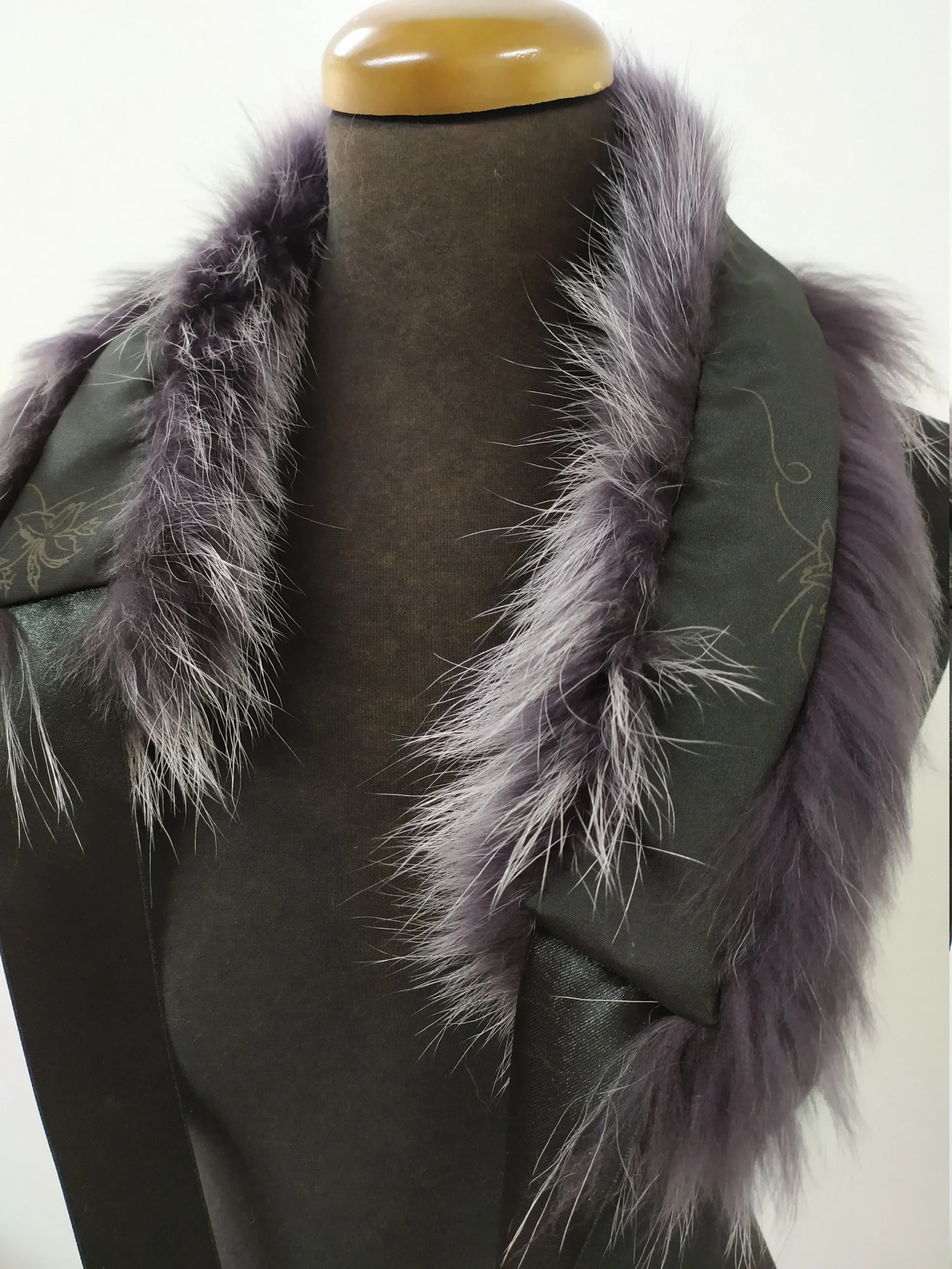 Gray Finn Raccoon Fur Collar: Natural Winter Coat Accessory - Image 4
