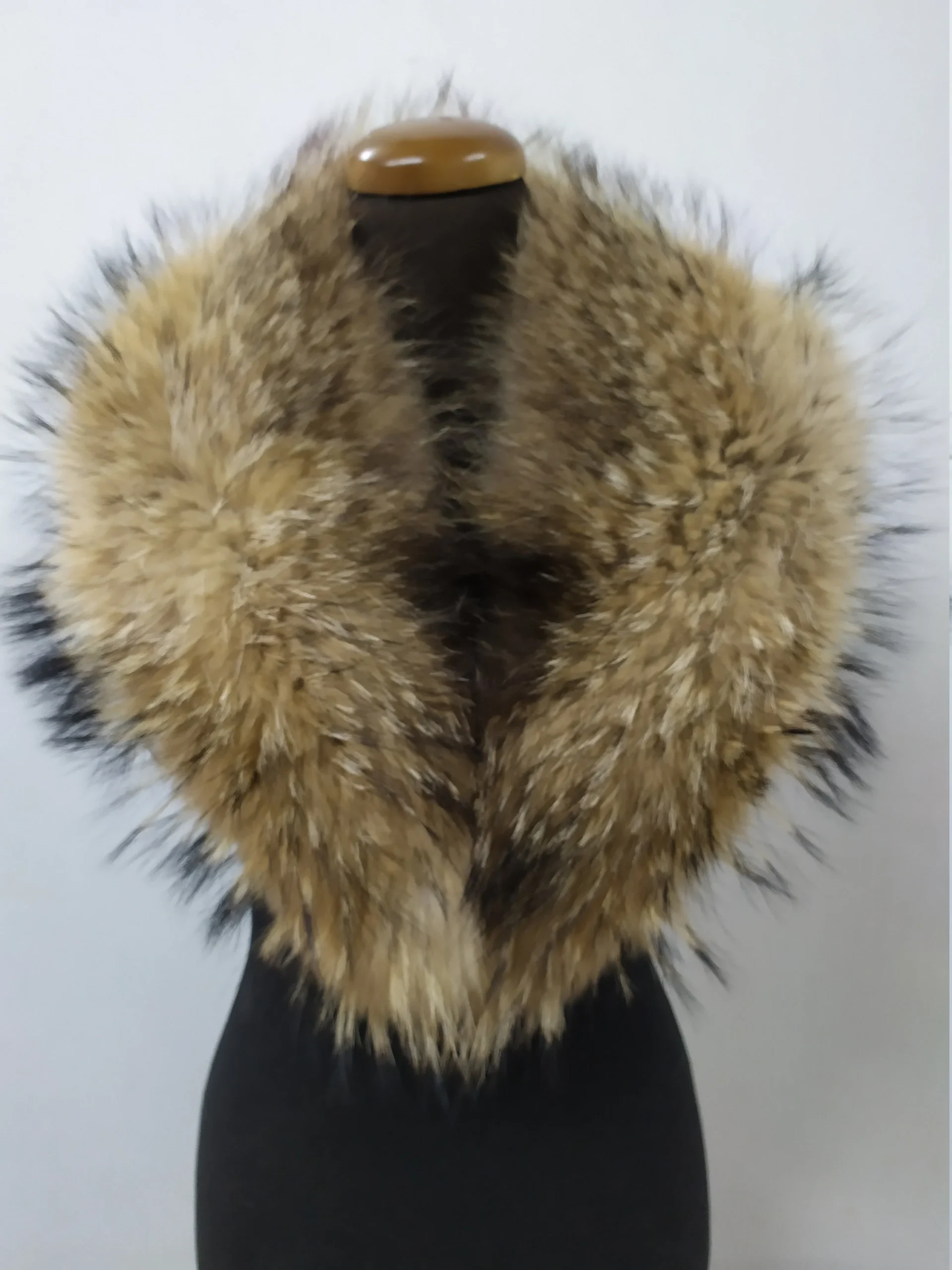Finn Raccoon Fur Collar: Natural Winter Coat Accessory