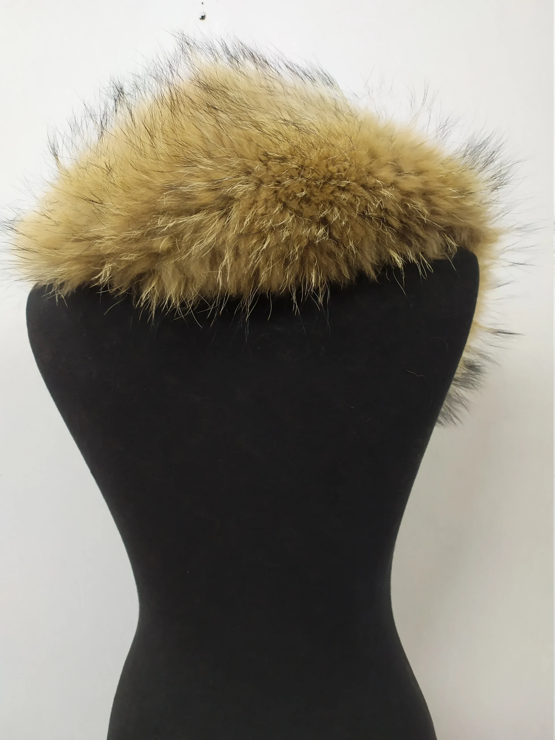 Finn Raccoon Fur Collar: Natural Winter Coat Accessory - Image 4