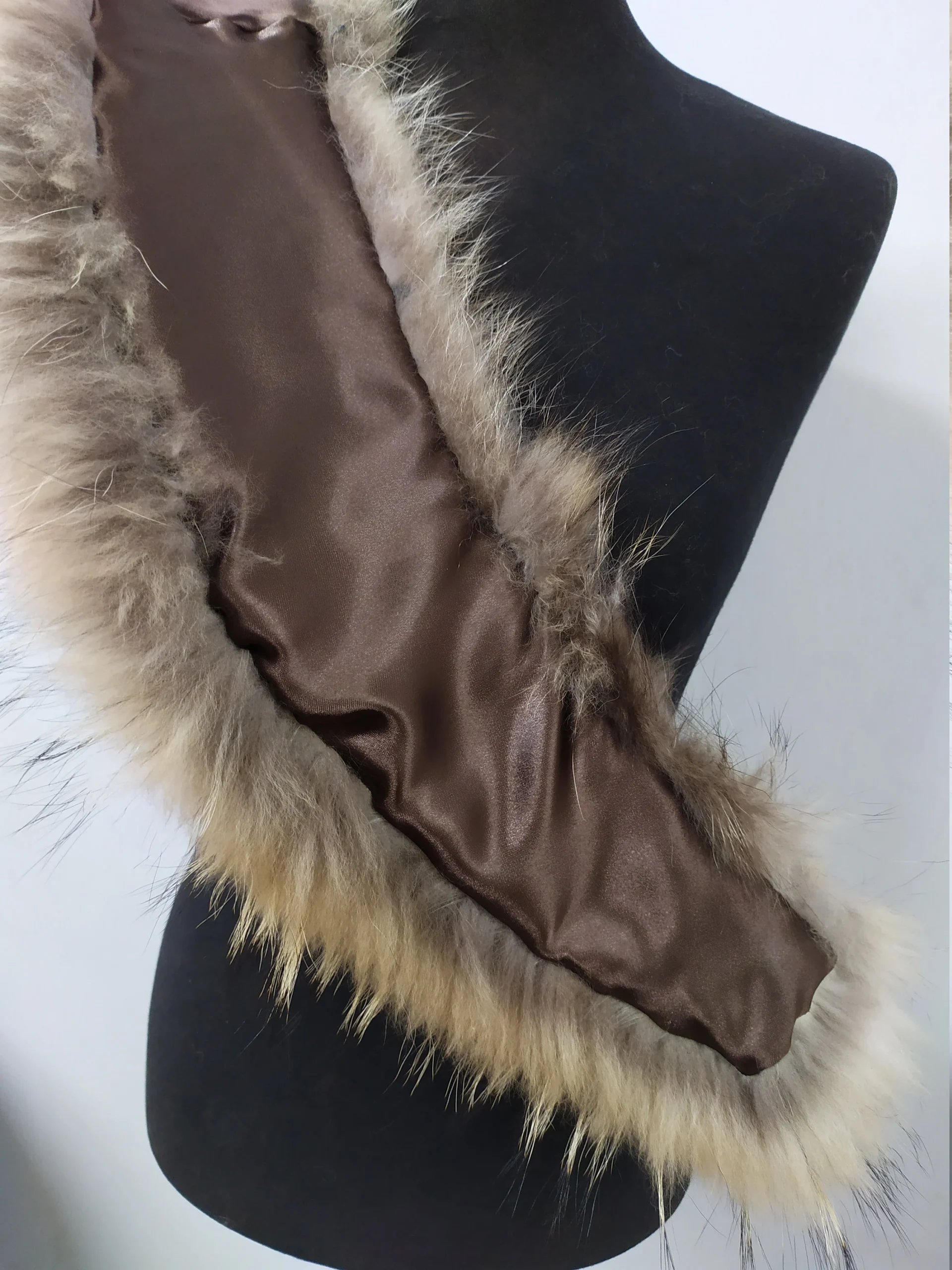 Finn Raccoon Fur Collar: Natural Winter Coat Accessory - Image 5