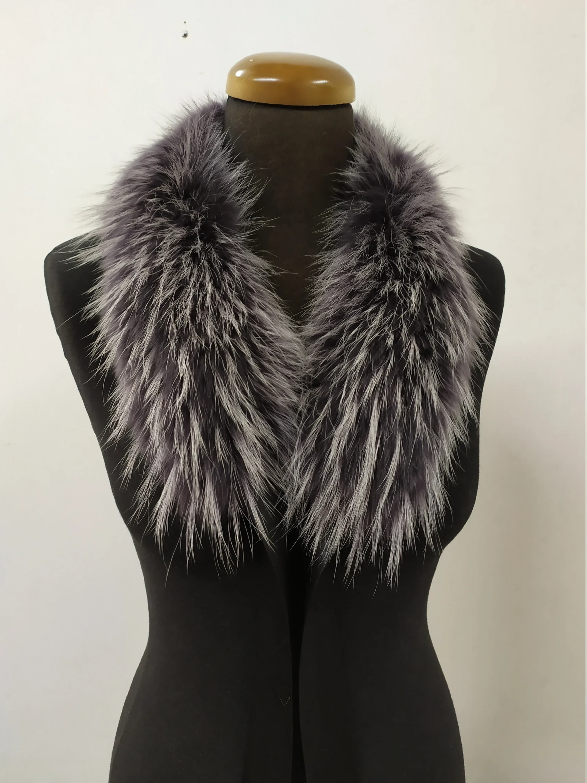 Gray Finn Raccoon Fur Collar: Natural Winter Coat Accessory - Image 5