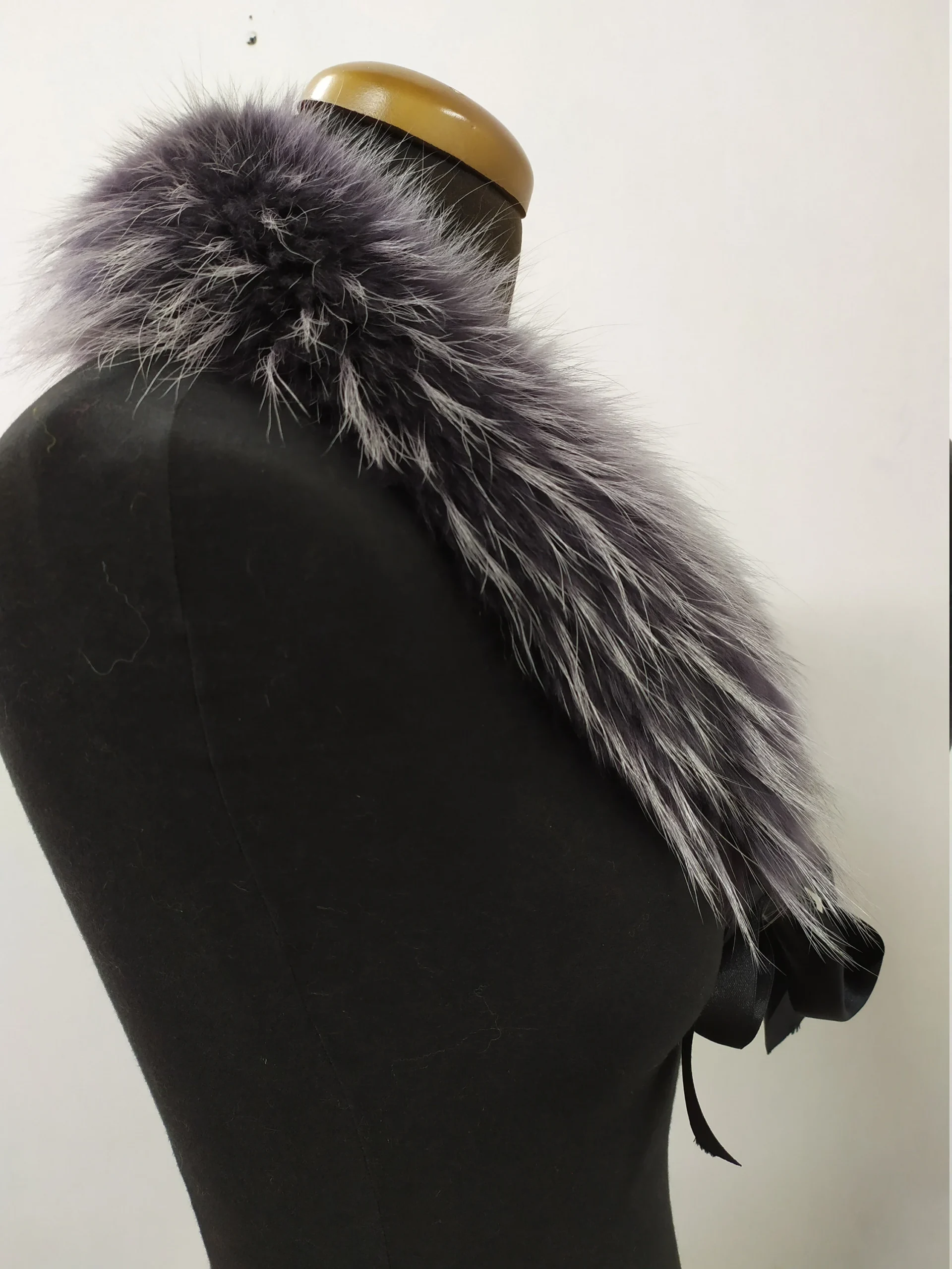 Gray Finn Raccoon Fur Collar: Natural Winter Coat Accessory - Image 2