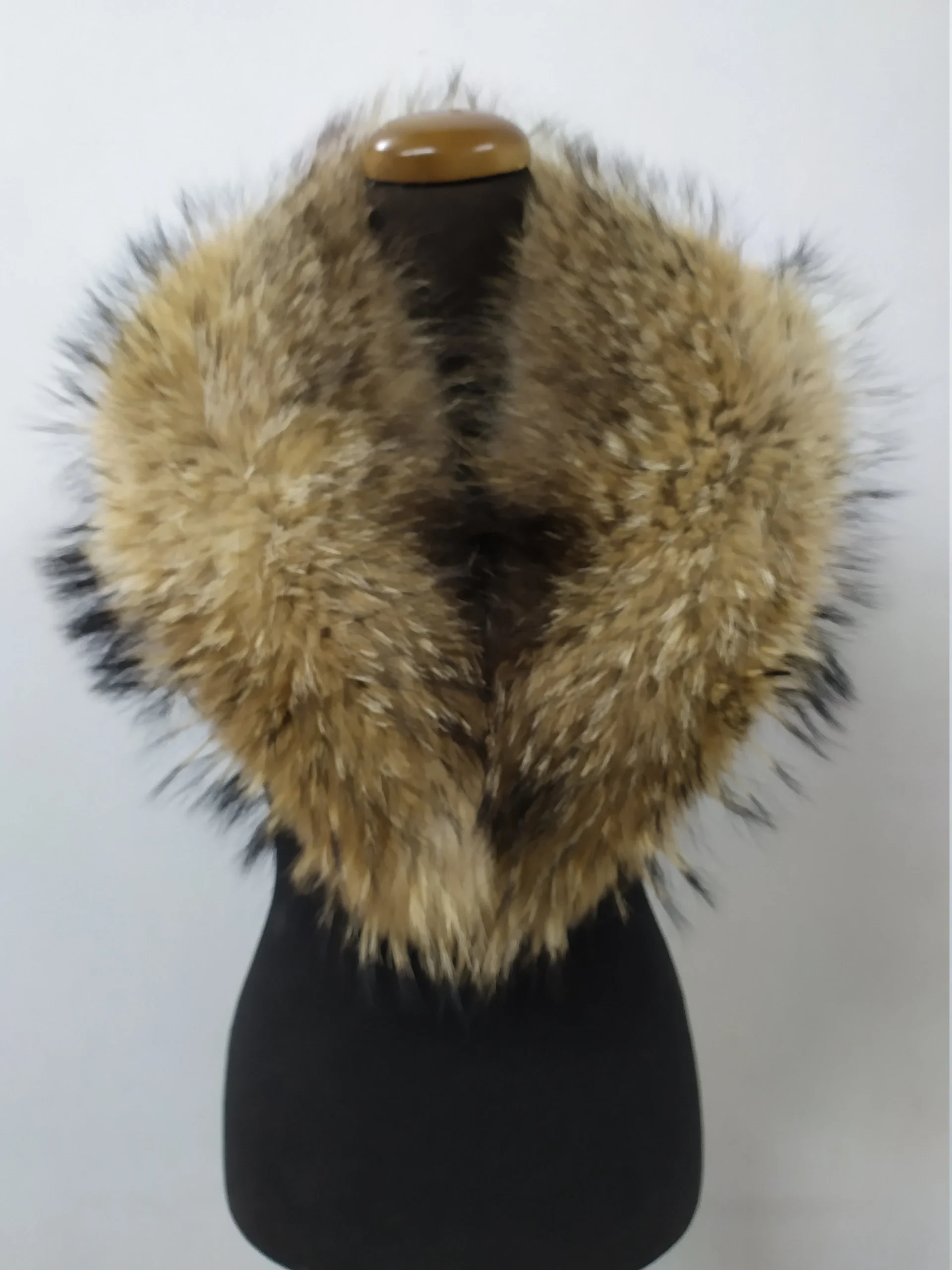 Finn Raccoon Fur Collar: Natural Winter Coat Accessory - Image 2