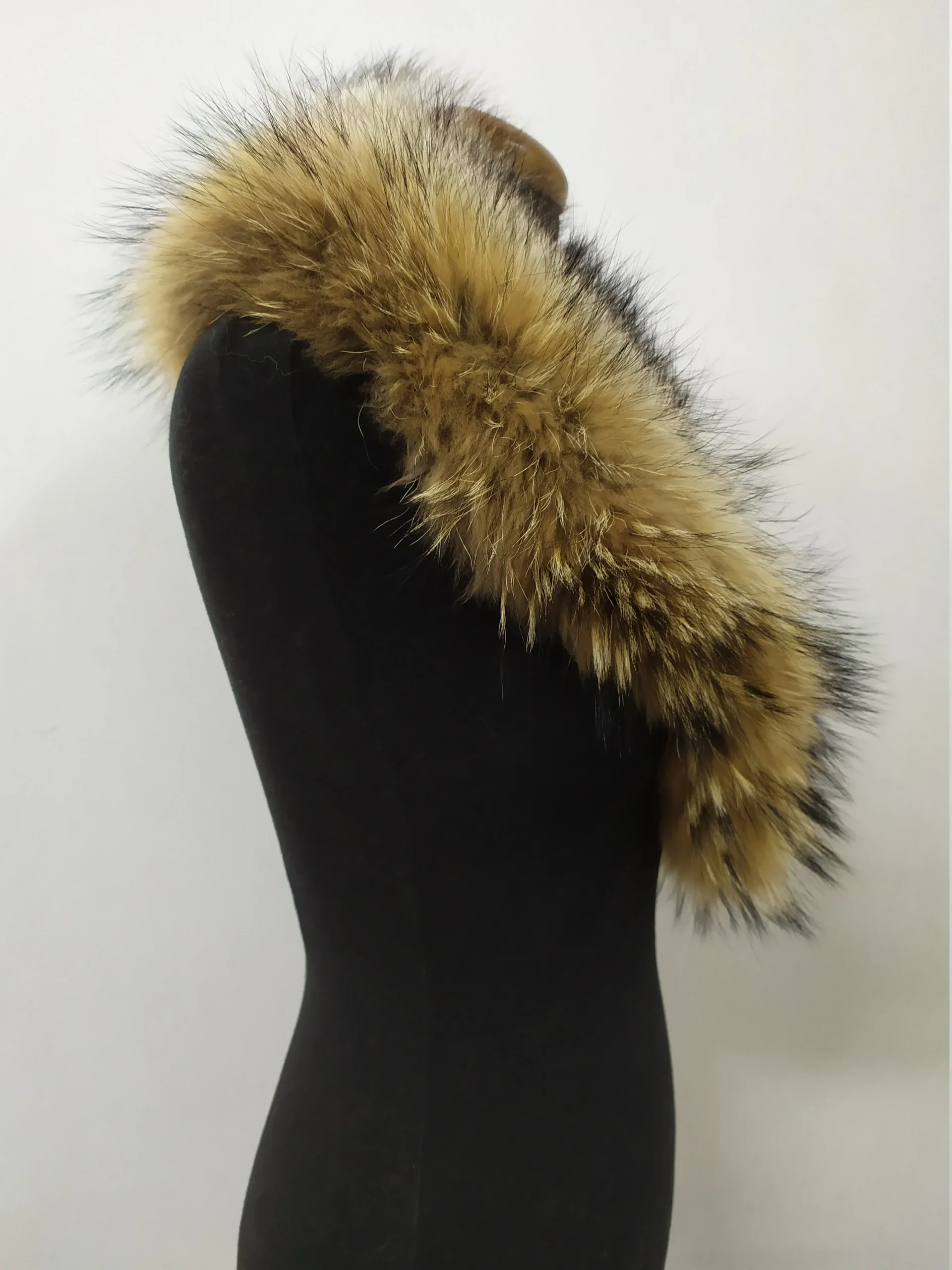 Finn Raccoon Fur Collar: Natural Winter Coat Accessory - Image 3