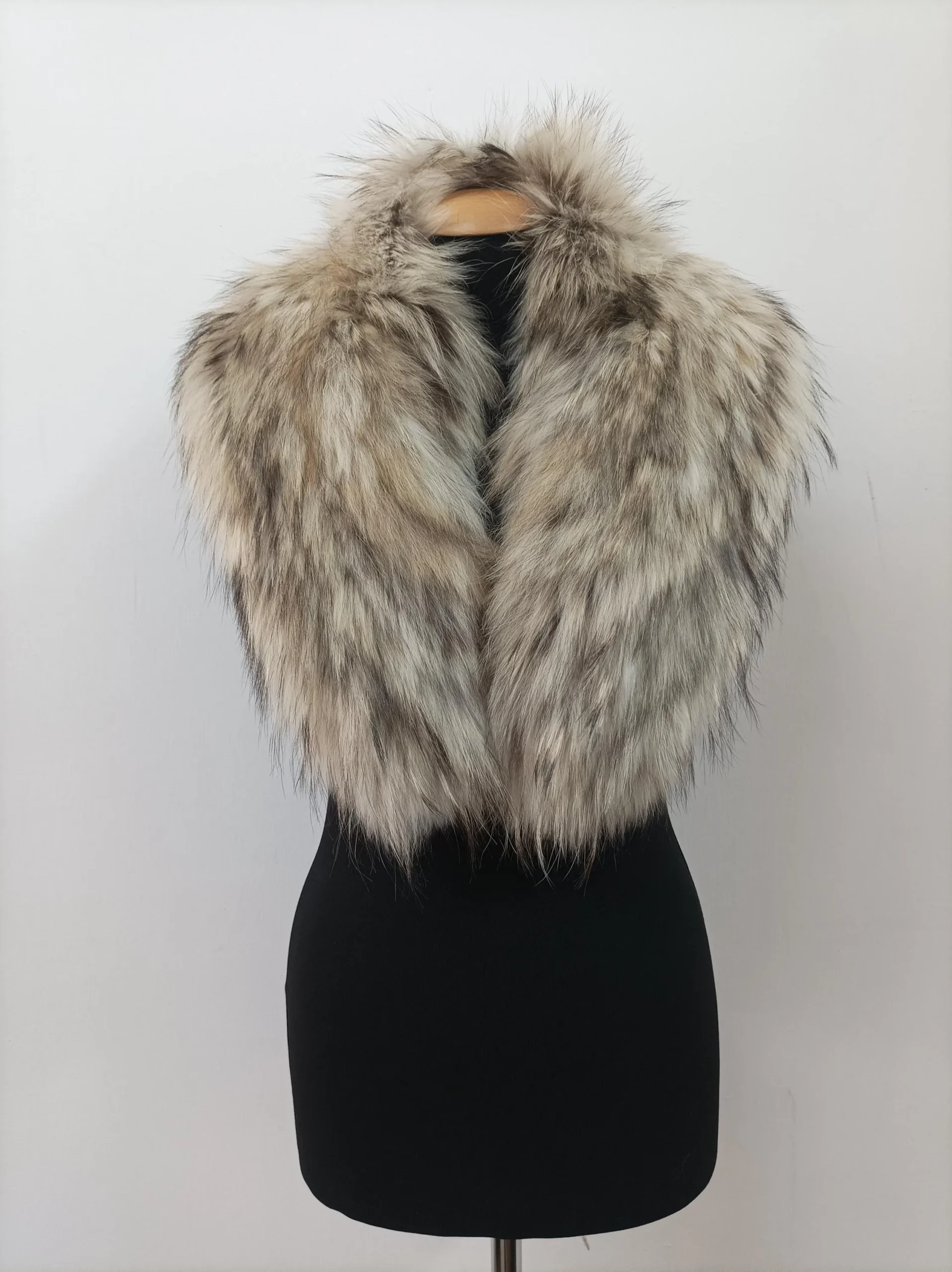 Finn Raccoon Fur Collar: Natural Winter Coat Accessory