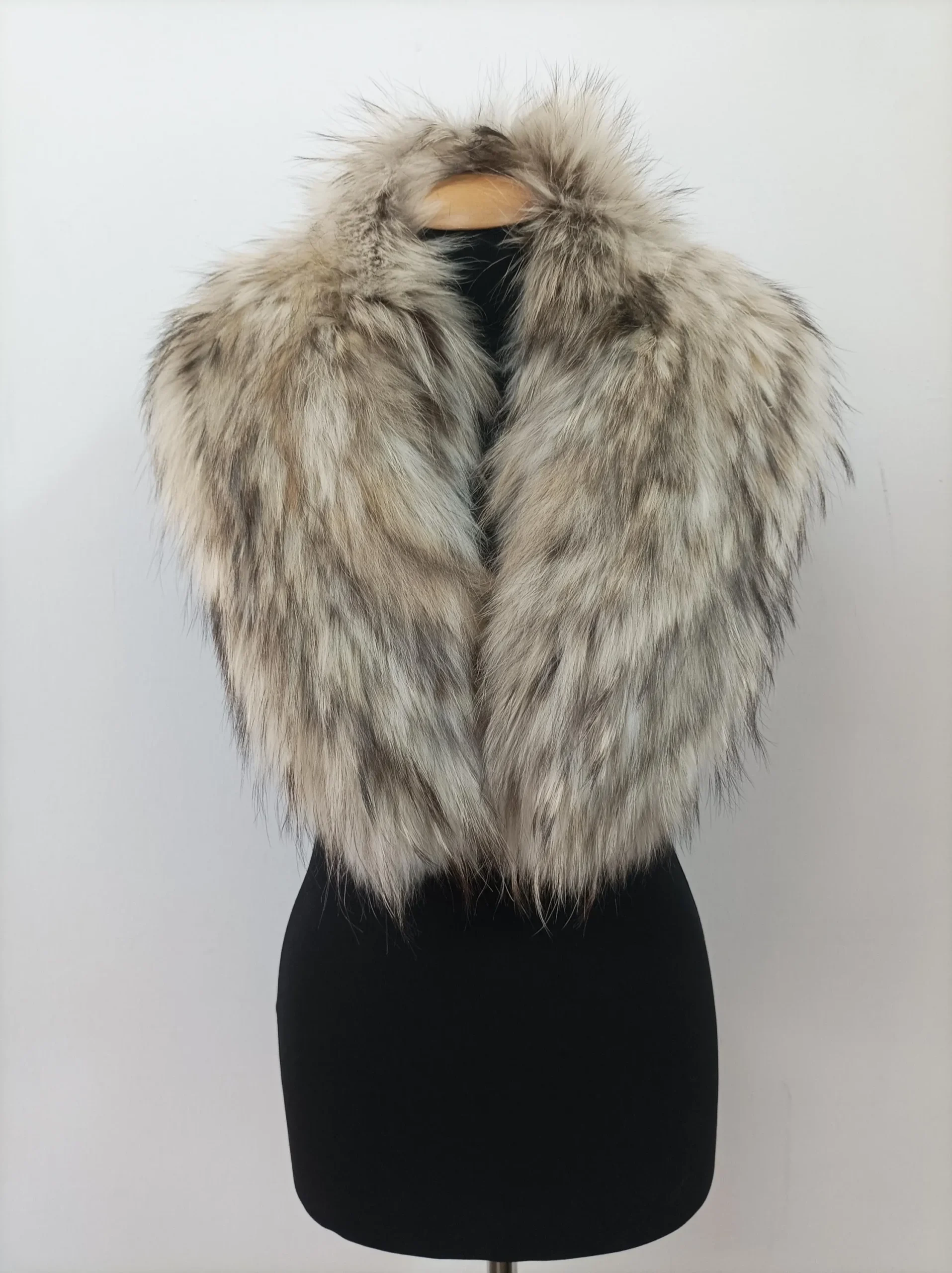 Finn Raccoon Fur Collar: Natural Winter Coat Accessory - Image 4
