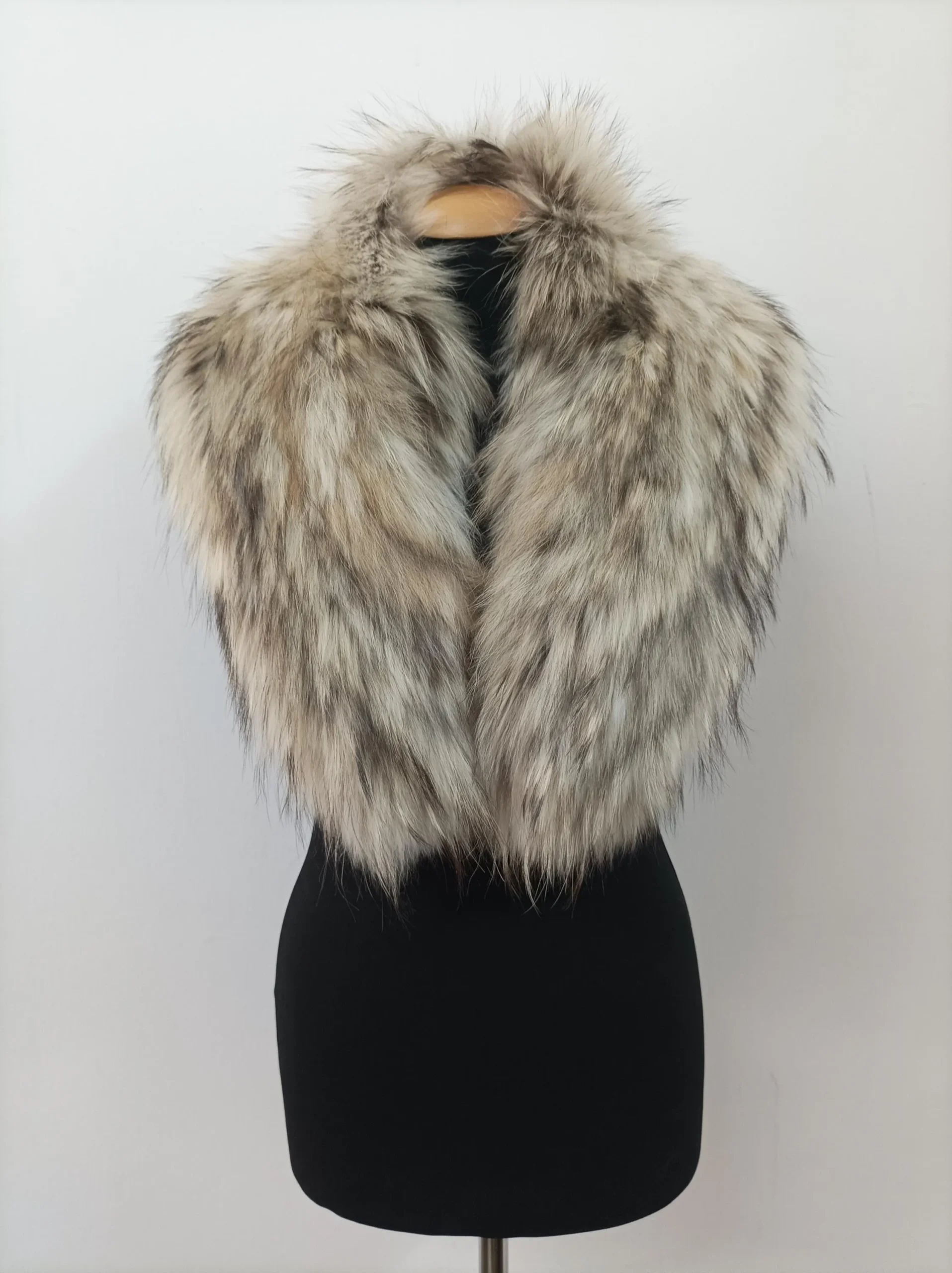 Finn Raccoon Fur Collar: Natural Winter Coat Accessory - Image 2