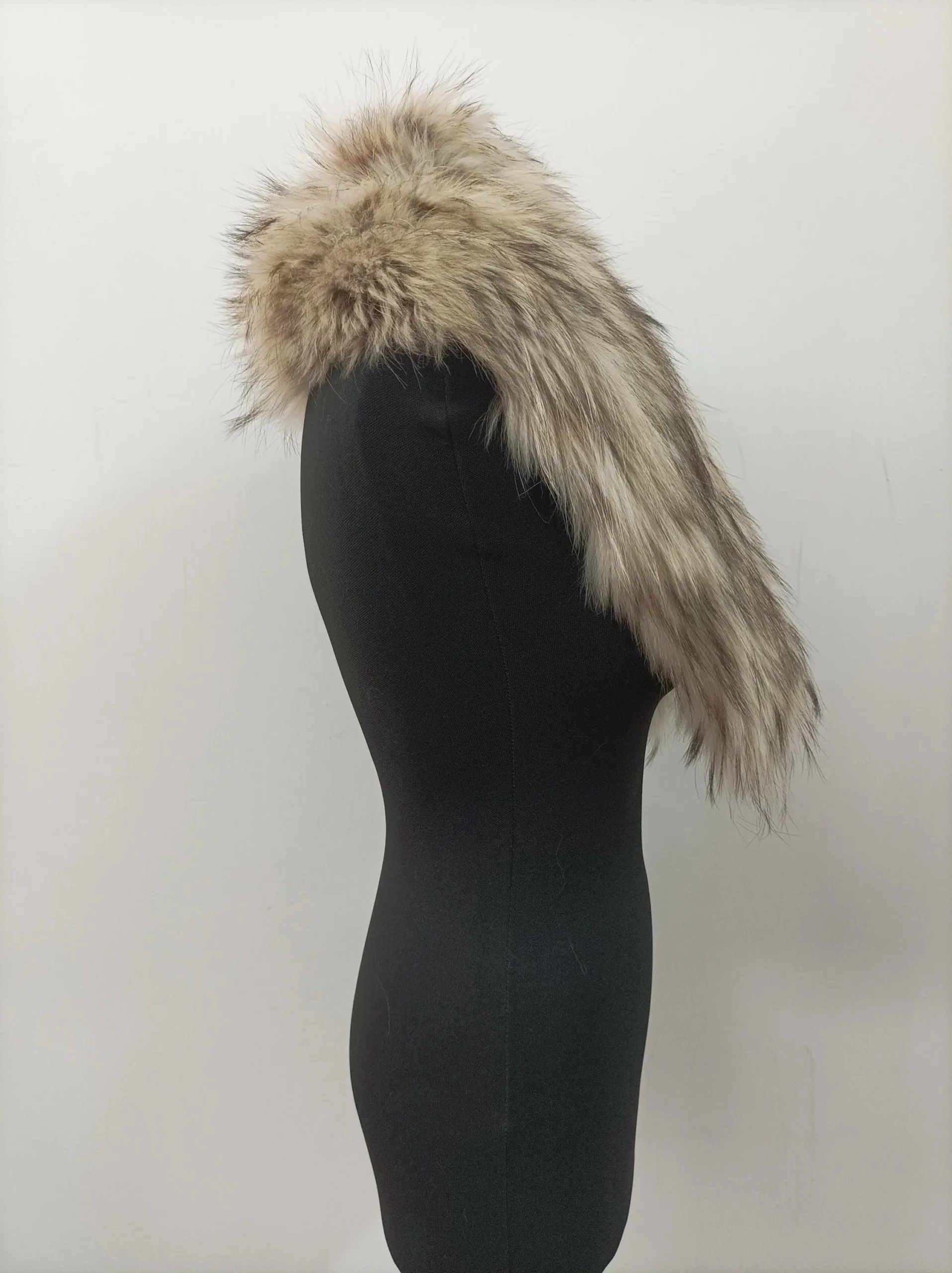 Finn Raccoon Fur Collar: Natural Winter Coat Accessory - Image 6
