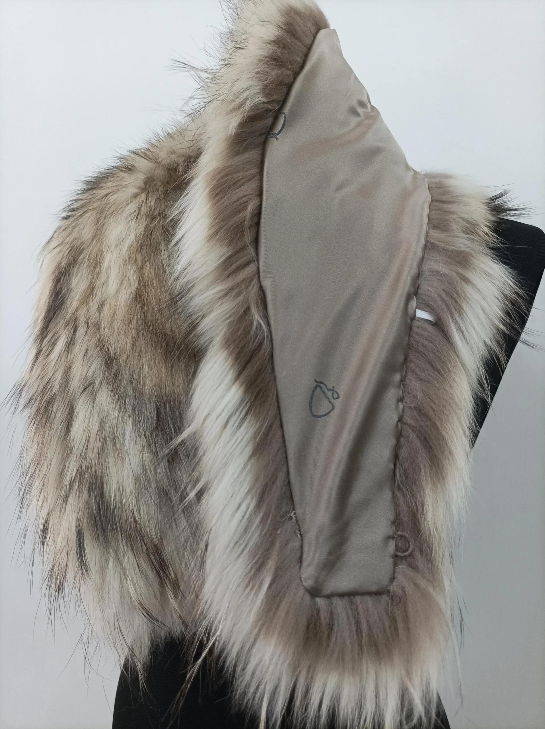 Finn Raccoon Fur Collar: Natural Winter Coat Accessory - Image 7