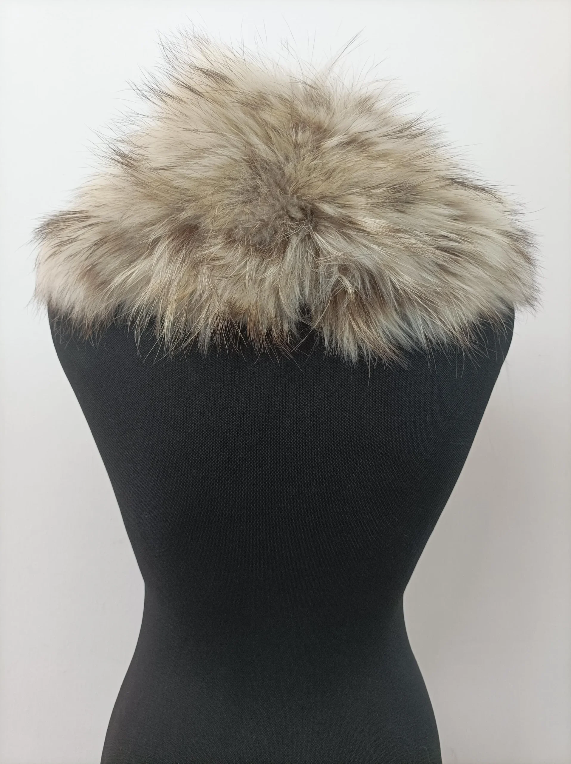 Finn Raccoon Fur Collar: Natural Winter Coat Accessory - Image 5