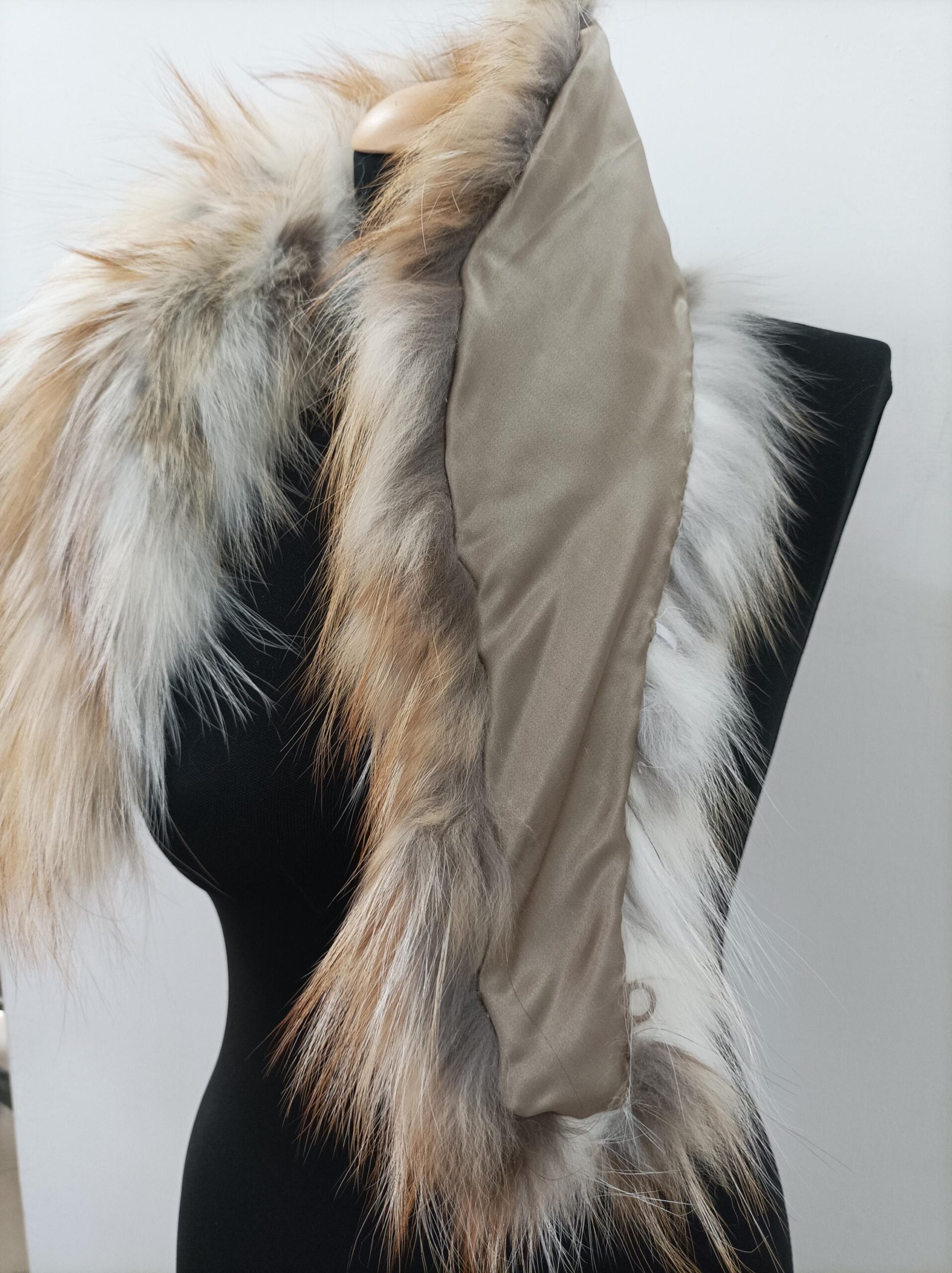 Fox Fur Collar: Gold & White Winter Coat Accessory - Image 8